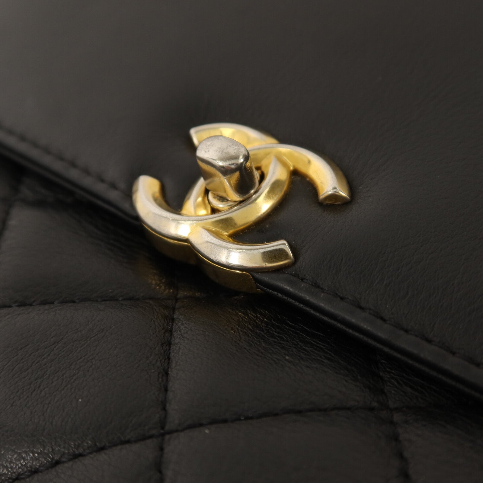 CHANEL 羊皮皮革Chain Shoulder金扣鏈帶肩背袋