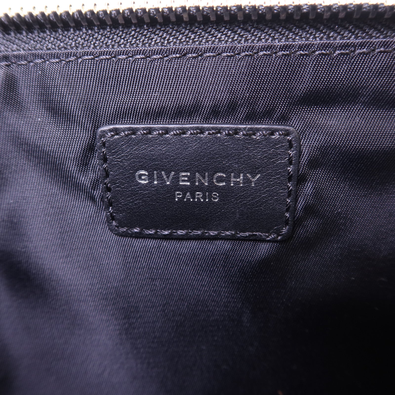 GIVENCHY 尼龍Pouch銀扣手拿包