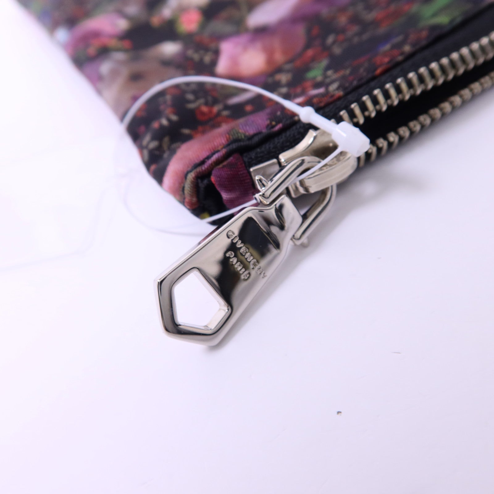 GIVENCHY 尼龍Pouch銀扣手拿包