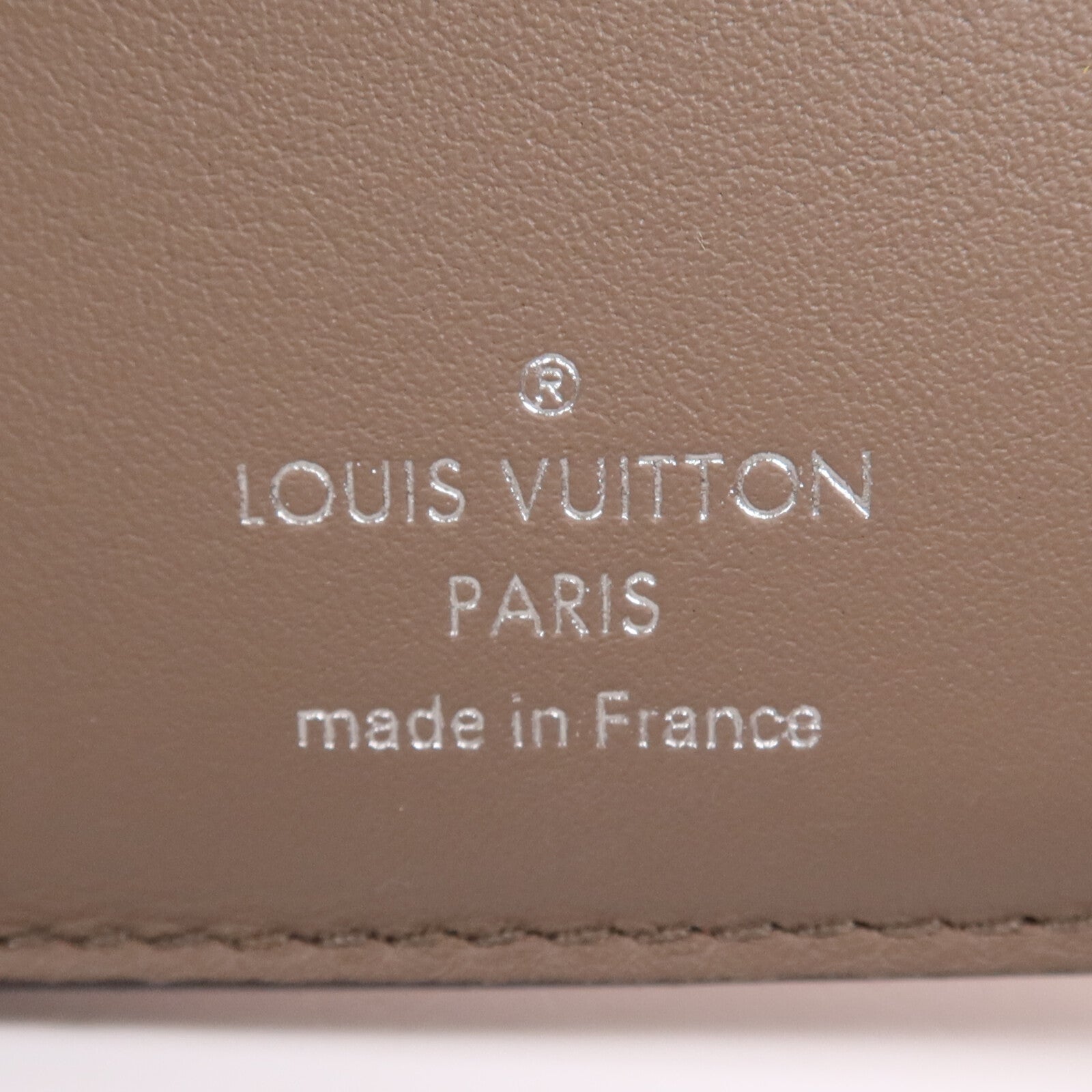 LOUIS VUITTON Taurillon皮革Capucines Compact銀扣錢包