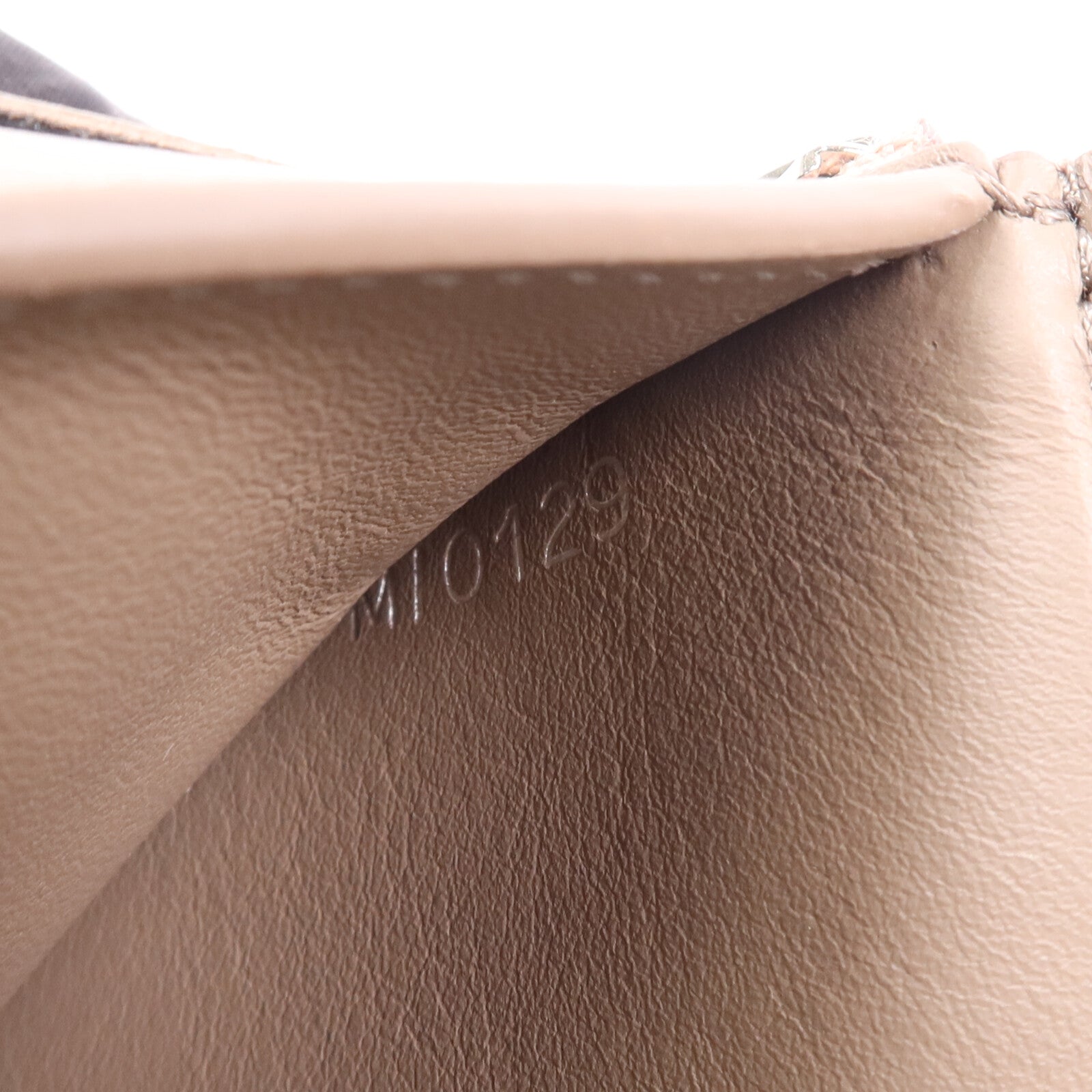 LOUIS VUITTON Taurillon皮革Capucines Compact銀扣錢包