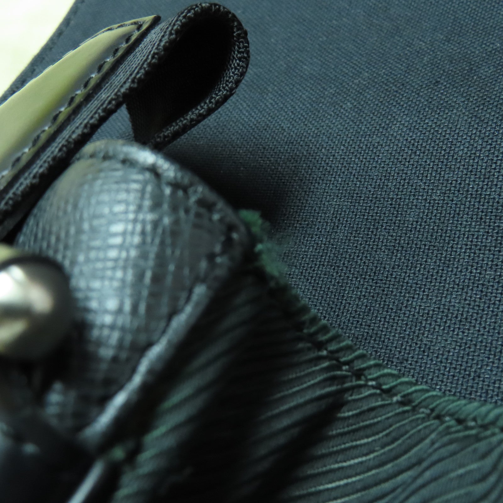 LOUIS VUITTON Taiga Shoulder Bag银扣肩背袋黑色