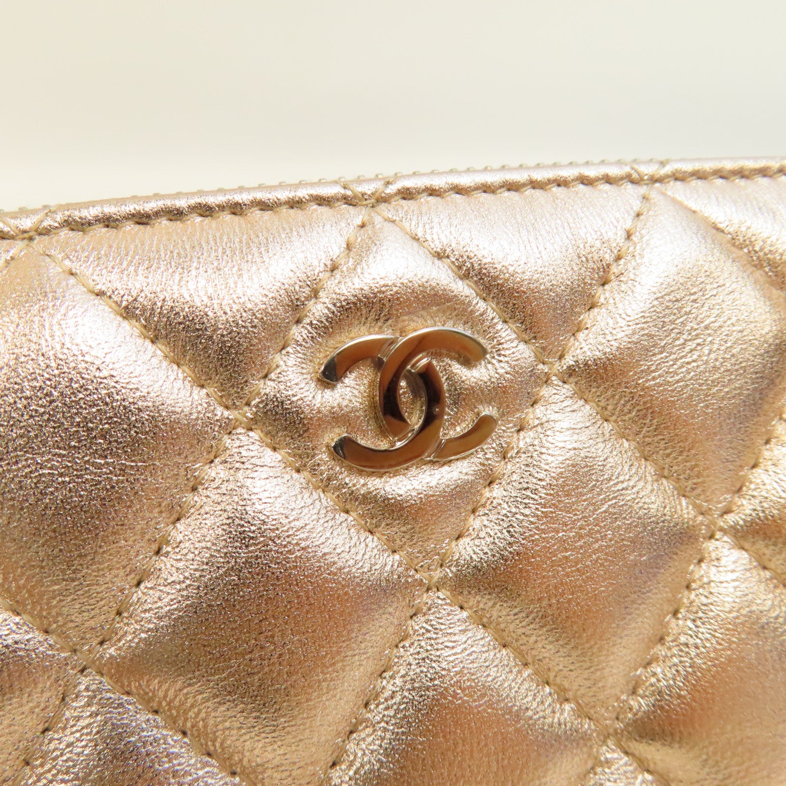 CHANEL 【激減優惠】菱格羊皮皮革Pouch銀扣手拿包金色