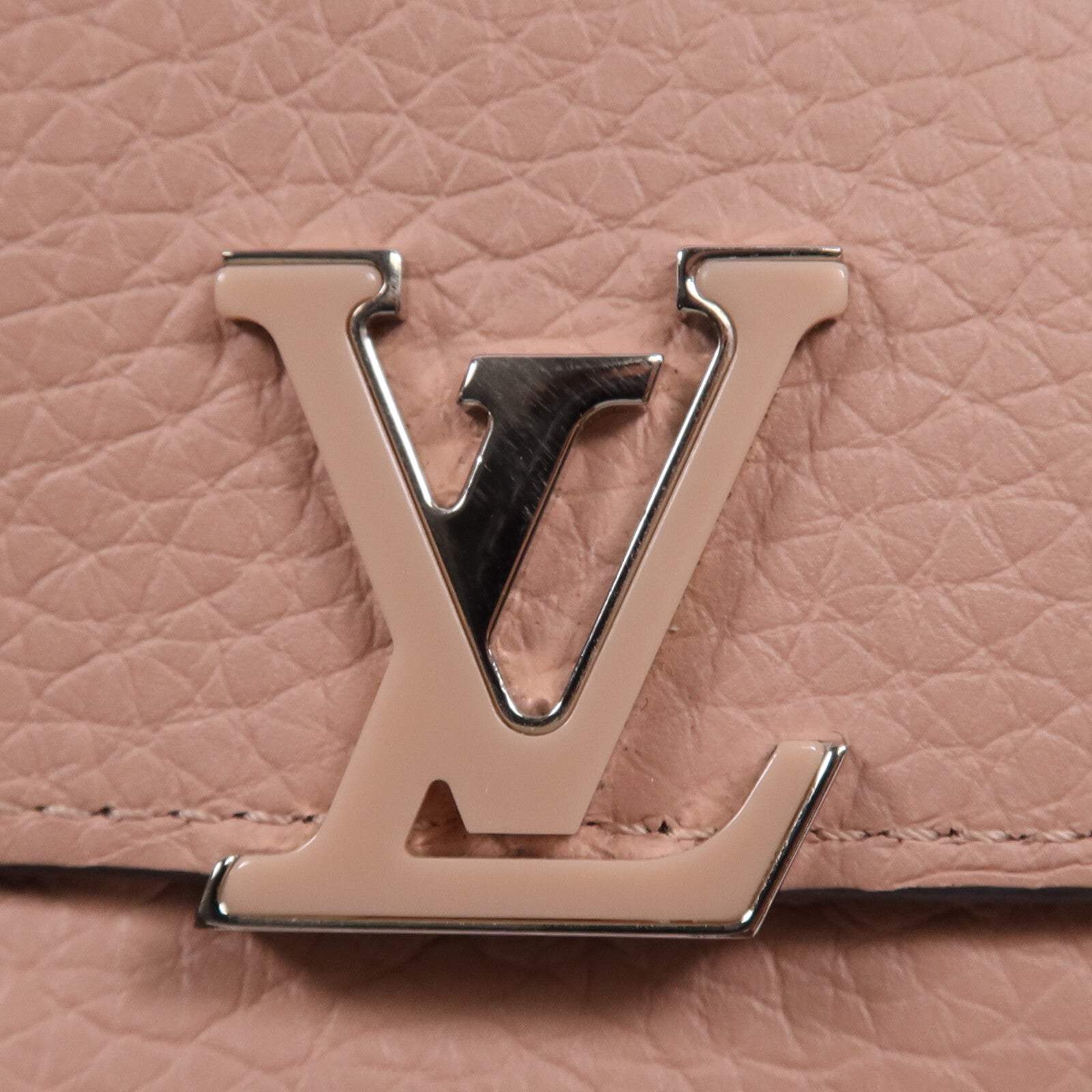 LOUIS VUITTON Taurillon皮革Capucines Compact銀扣錢包