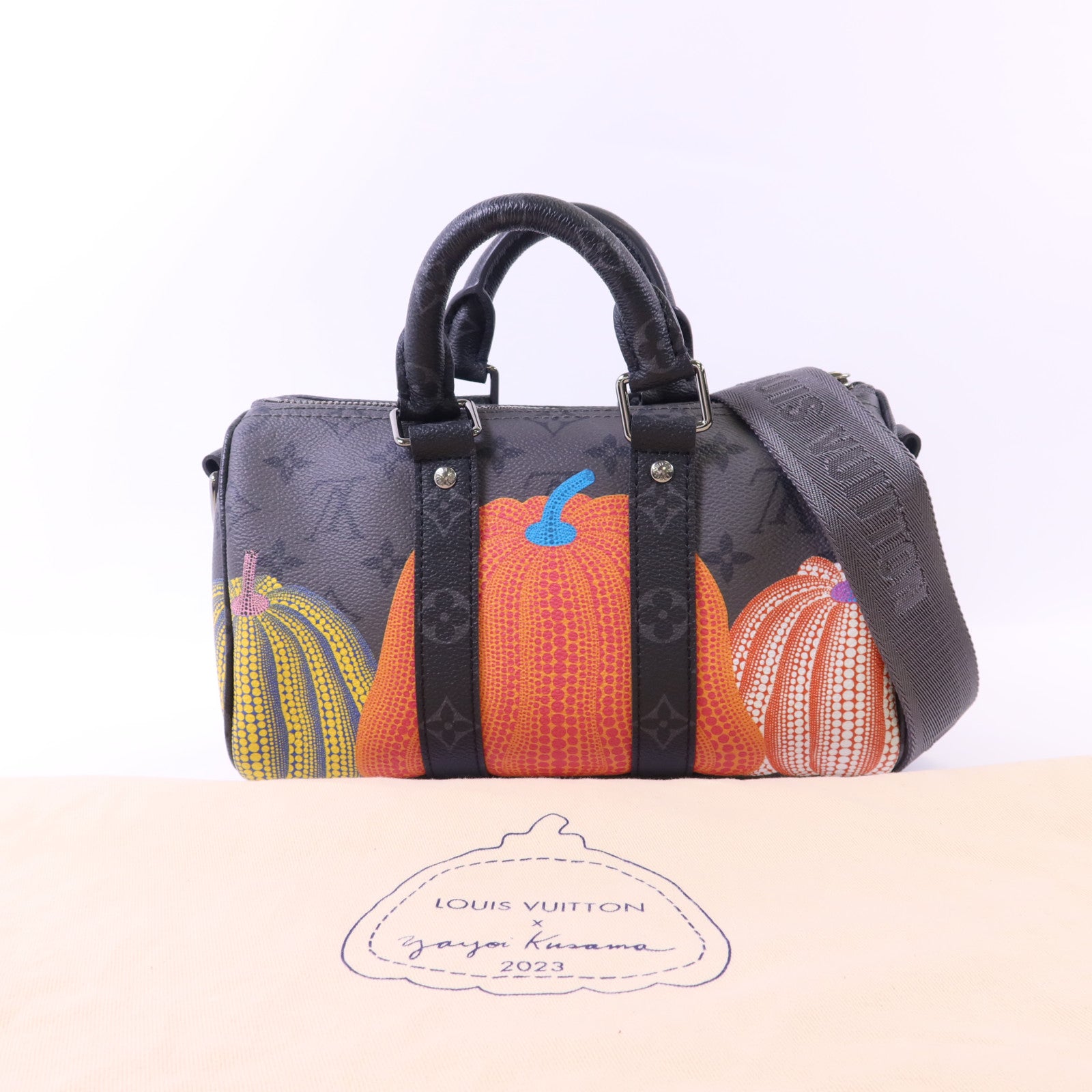 LOUIS VUITTON Monogram Eclipse Reverse LV x YK Keepall 25銀扣手挽肩背兩用袋