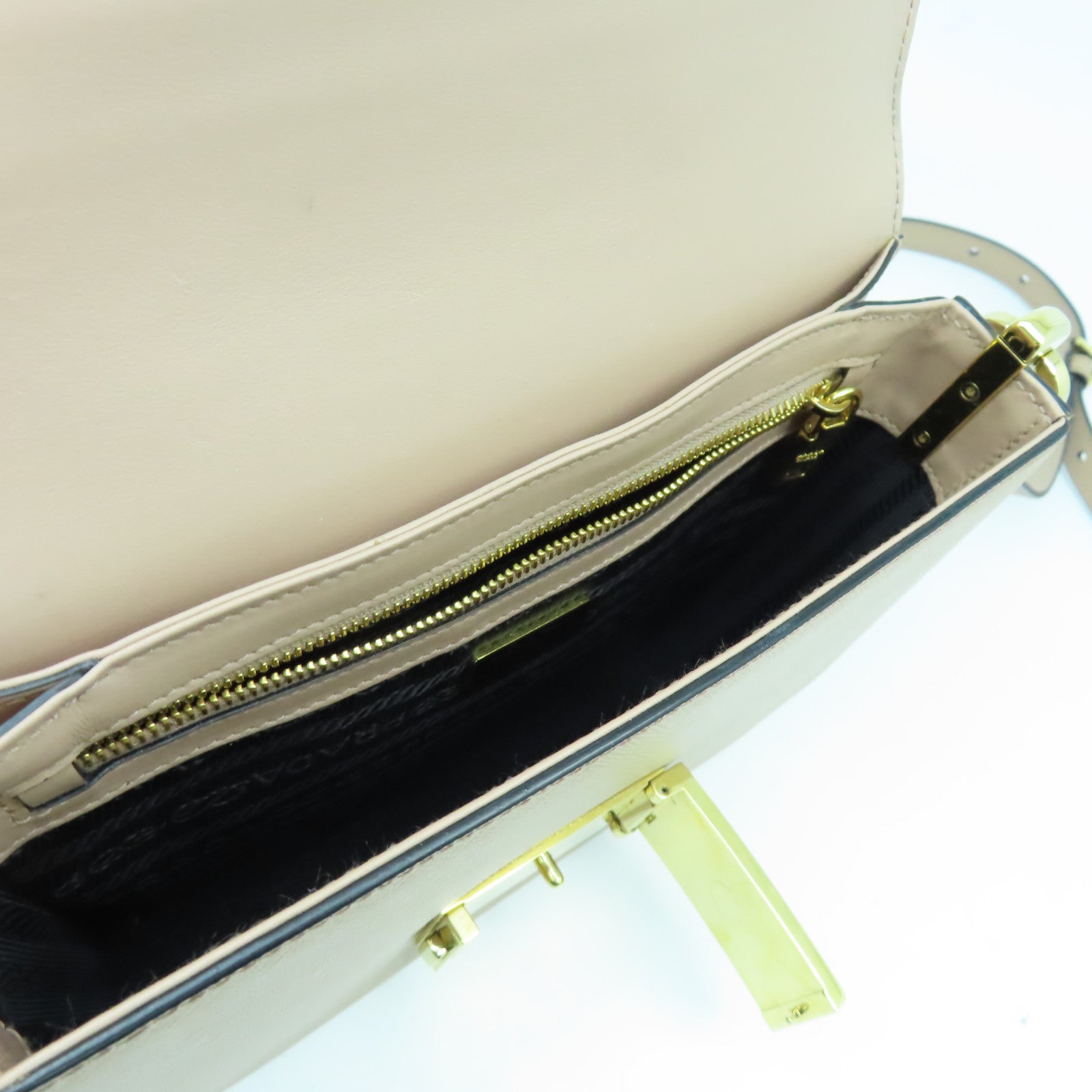 PRADA 【激減優惠】Saffiano皮革Shoulder Bag金扣肩背袋裸色