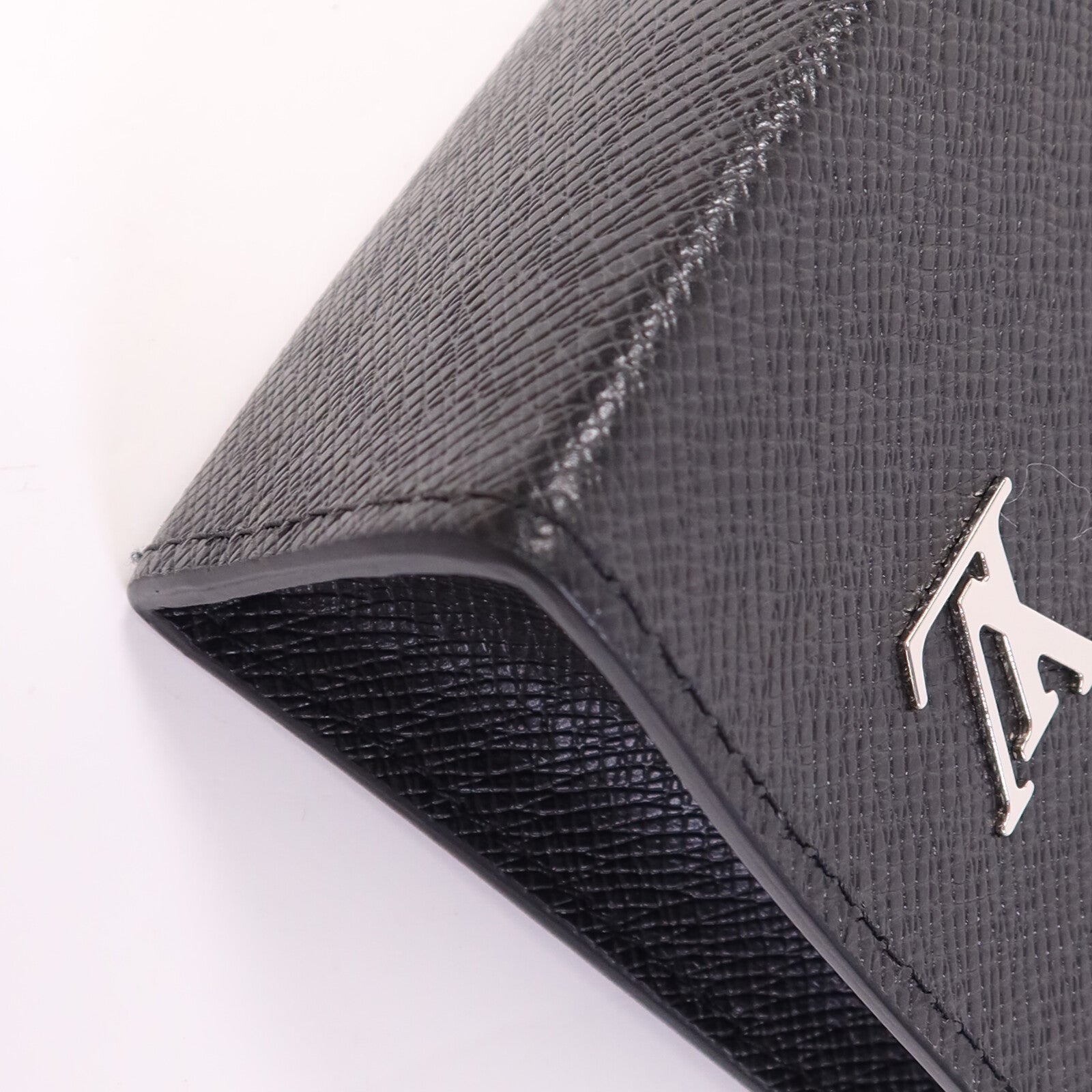 LOUIS VUITTON Taiga Pochette Voyage銀扣手拿包
