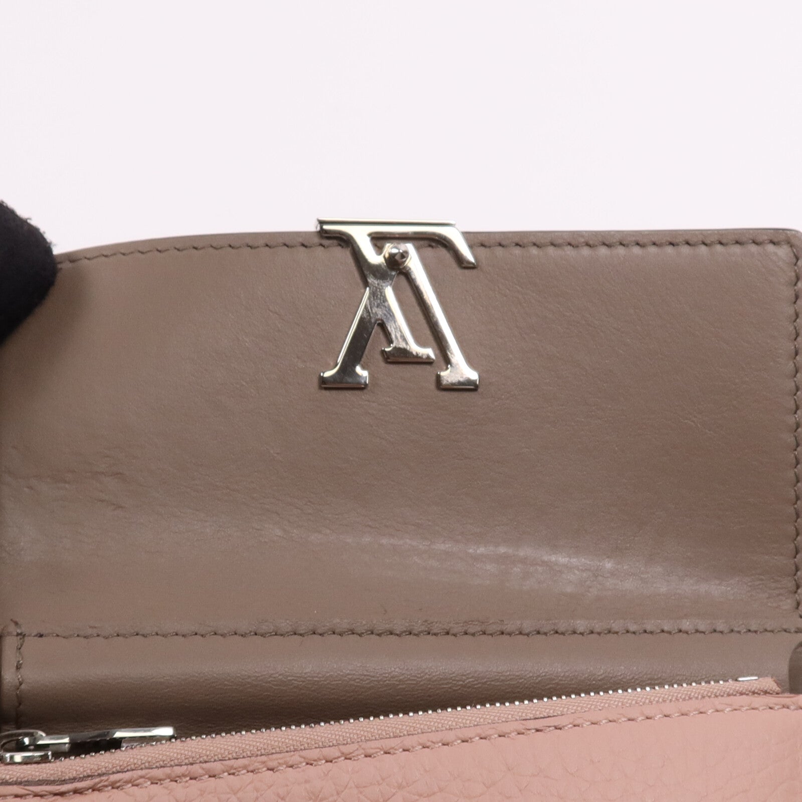 LOUIS VUITTON Taurillon皮革Capucines Compact銀扣錢包