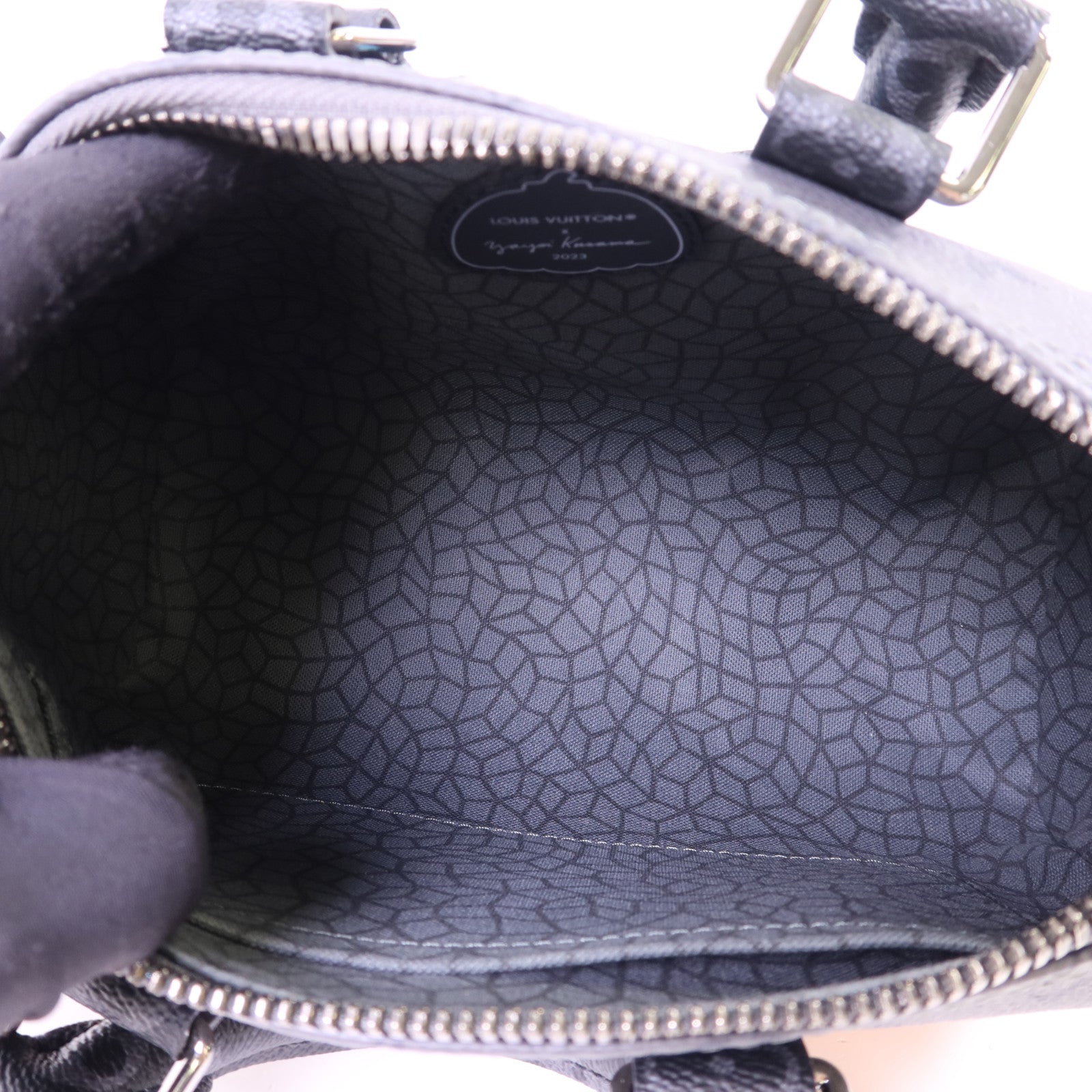 LOUIS VUITTON Monogram Eclipse Reverse LV x YK Keepall 25銀扣手挽肩背兩用袋