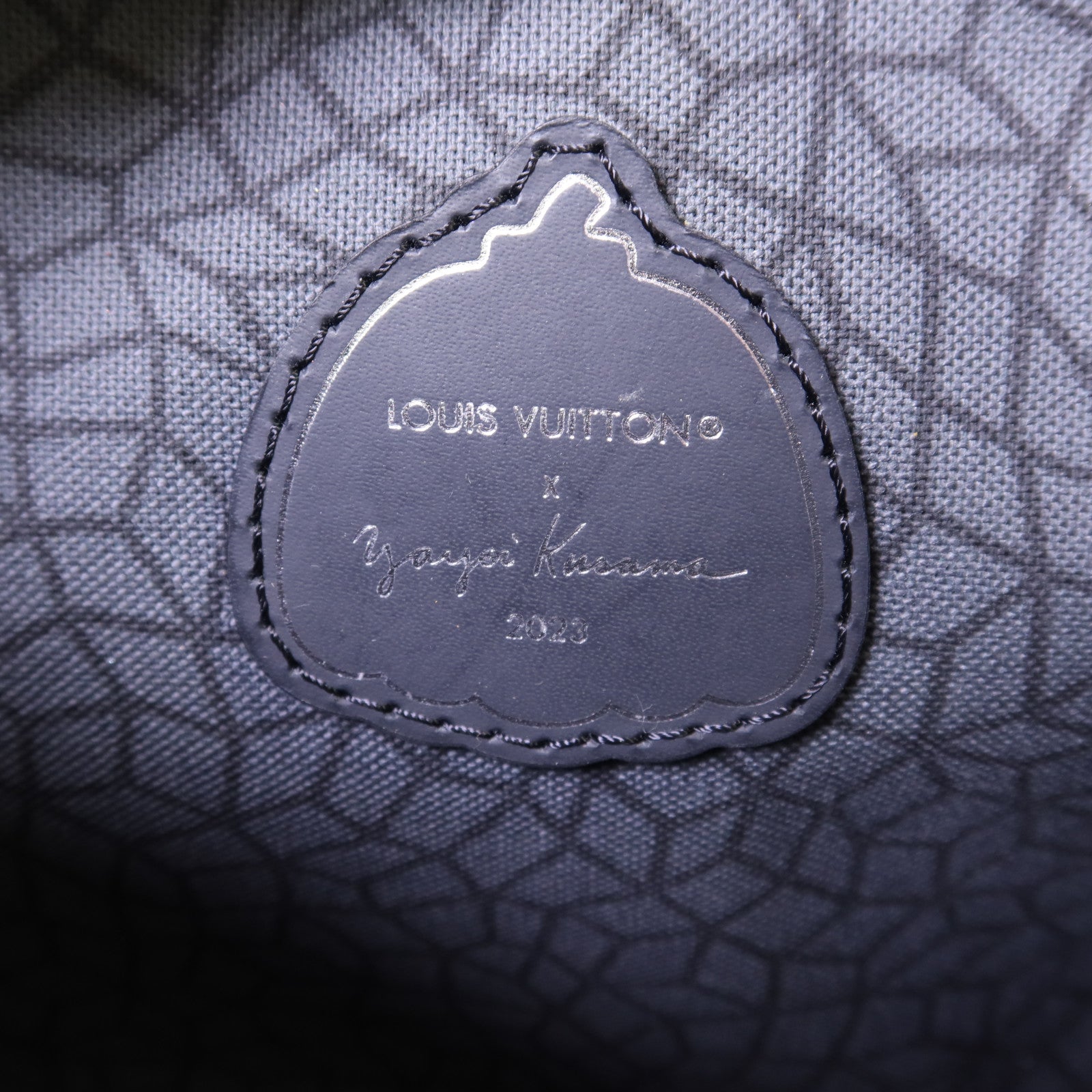 LOUIS VUITTON Monogram Eclipse Reverse LV x YK Keepall 25銀扣手挽肩背兩用袋