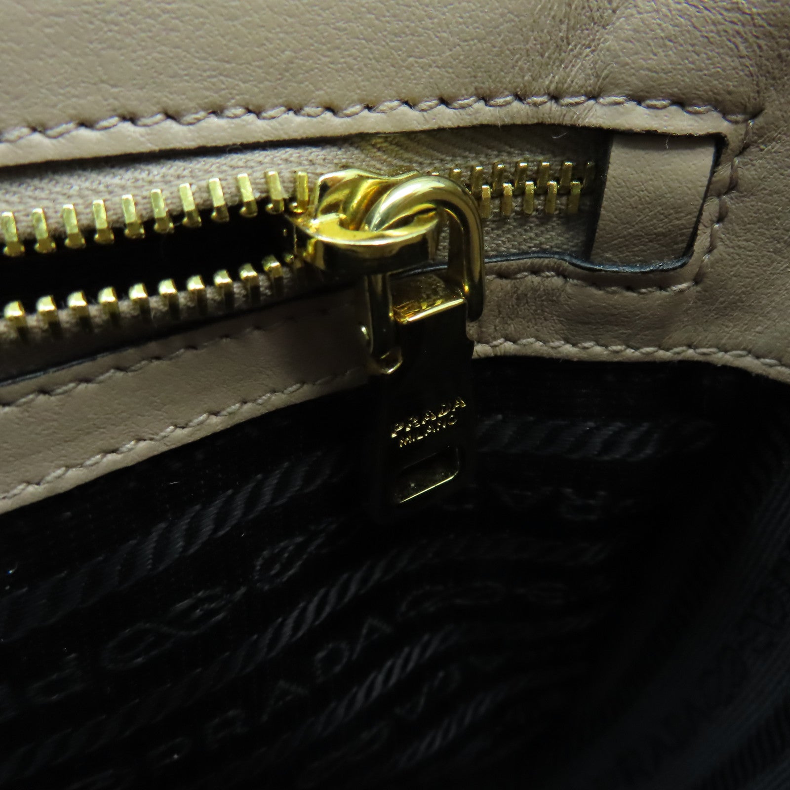 PRADA 【激減優惠】Saffiano皮革Shoulder Bag金扣肩背袋裸色