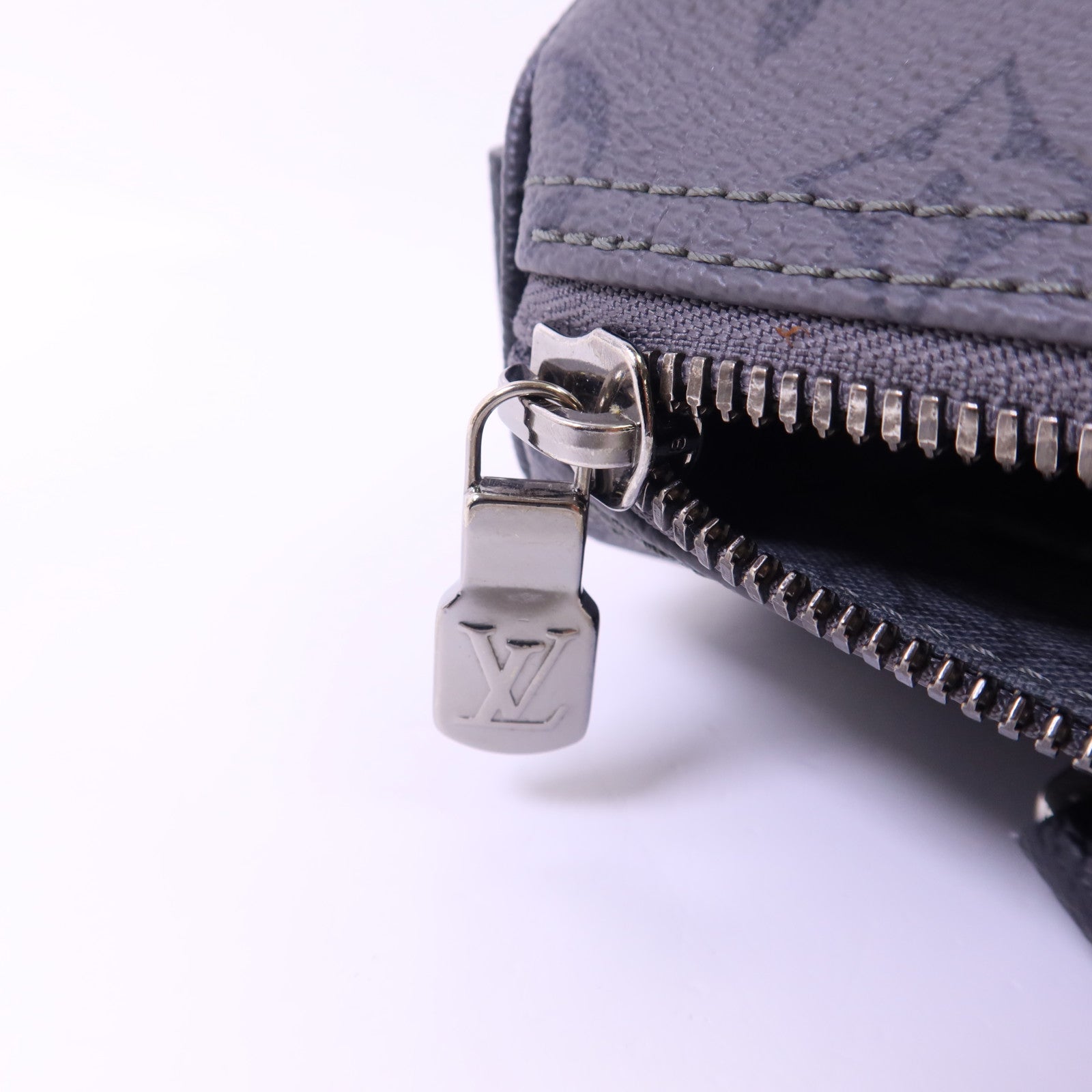 LOUIS VUITTON Monogram Eclipse Reverse LV x YK Keepall 25銀扣手挽肩背兩用袋
