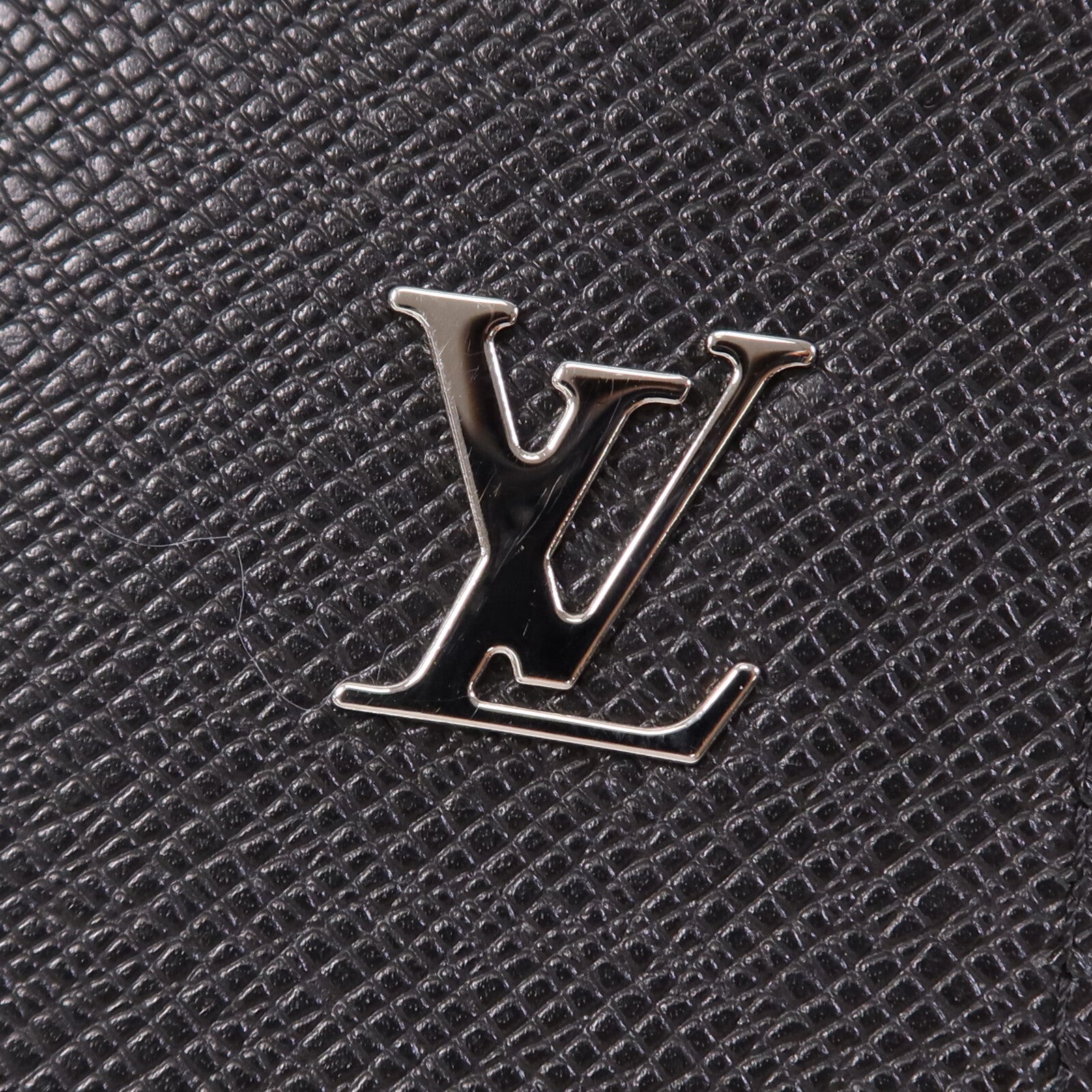 LOUIS VUITTON Taiga Pochette Voyage銀扣手拿包