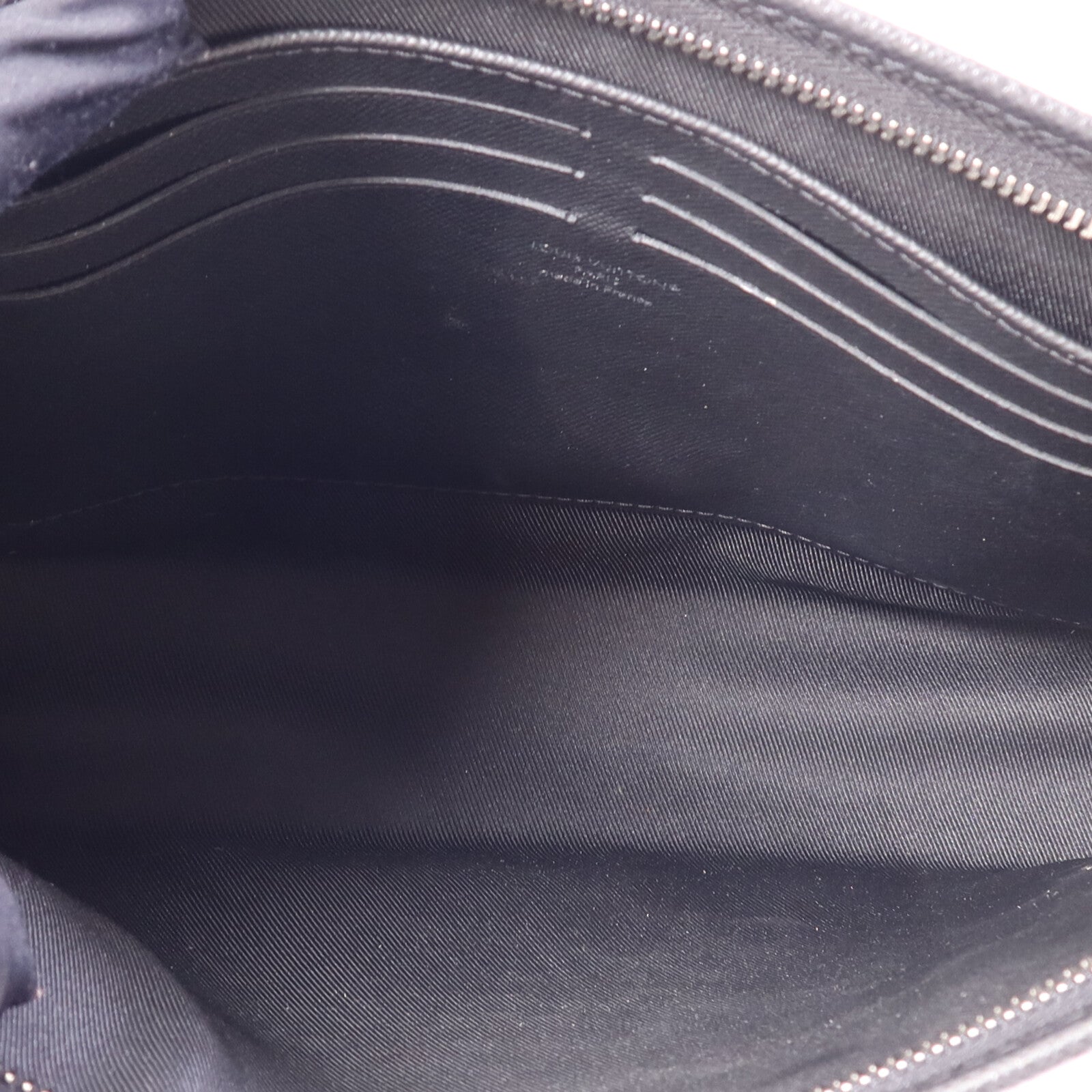 LOUIS VUITTON Taiga Pochette Voyage銀扣手拿包