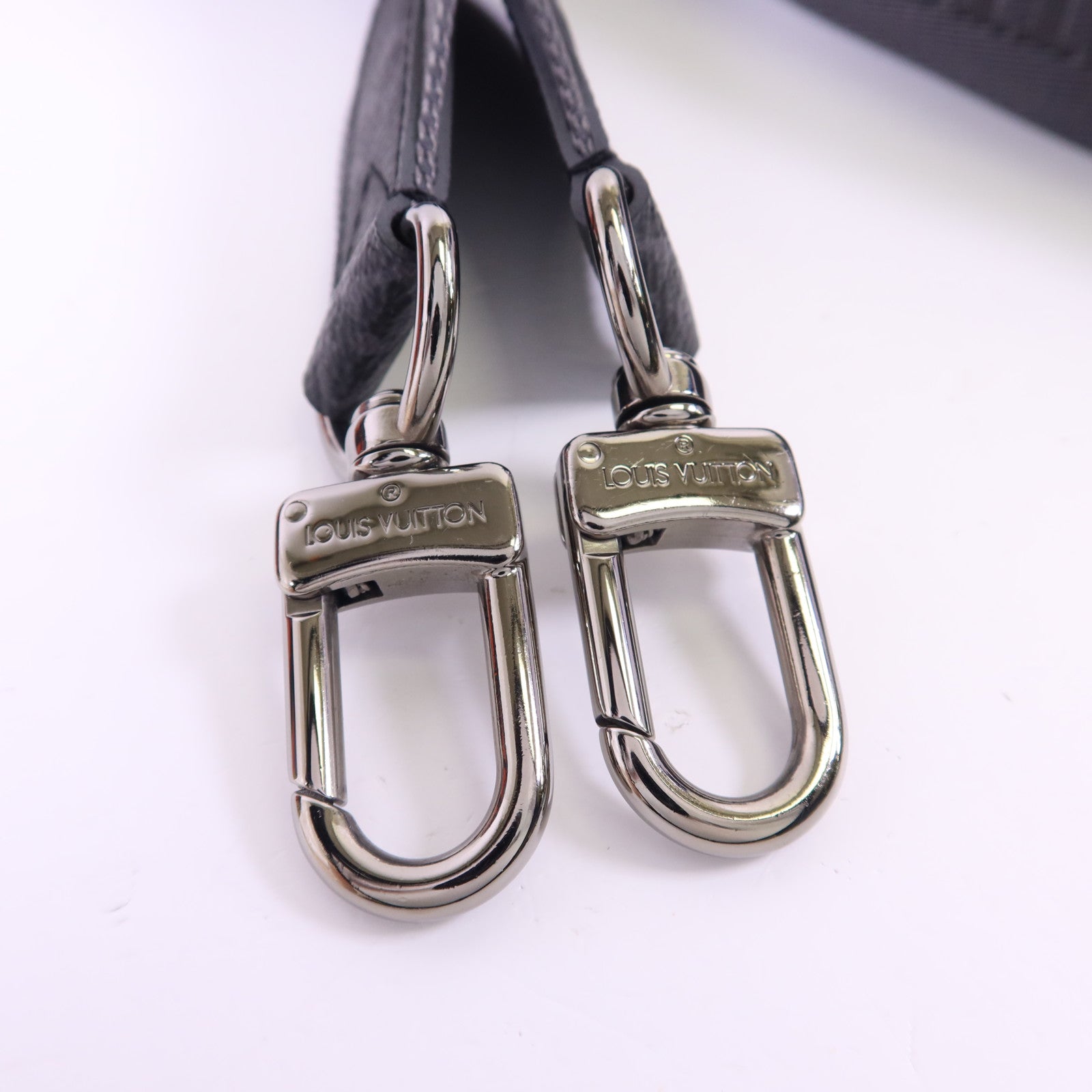 LOUIS VUITTON Monogram Eclipse Reverse LV x YK Keepall 25銀扣手挽肩背兩用袋