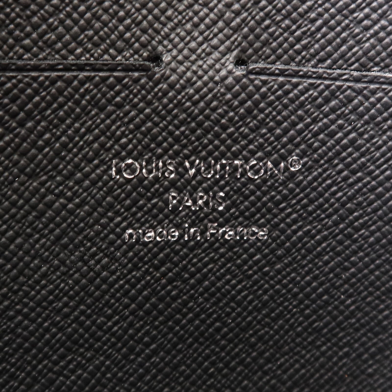 LOUIS VUITTON Taiga Pochette Voyage銀扣手拿包