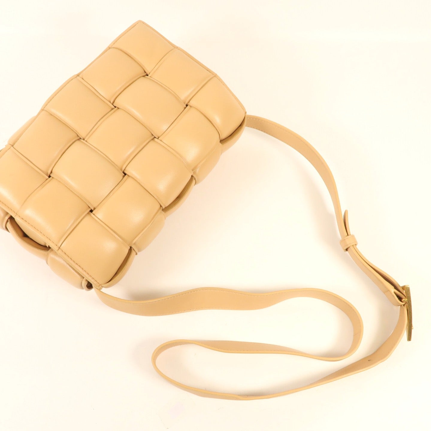 BOTTEGA VENETA 羊皮皮革Padded Cassette金扣肩背袋