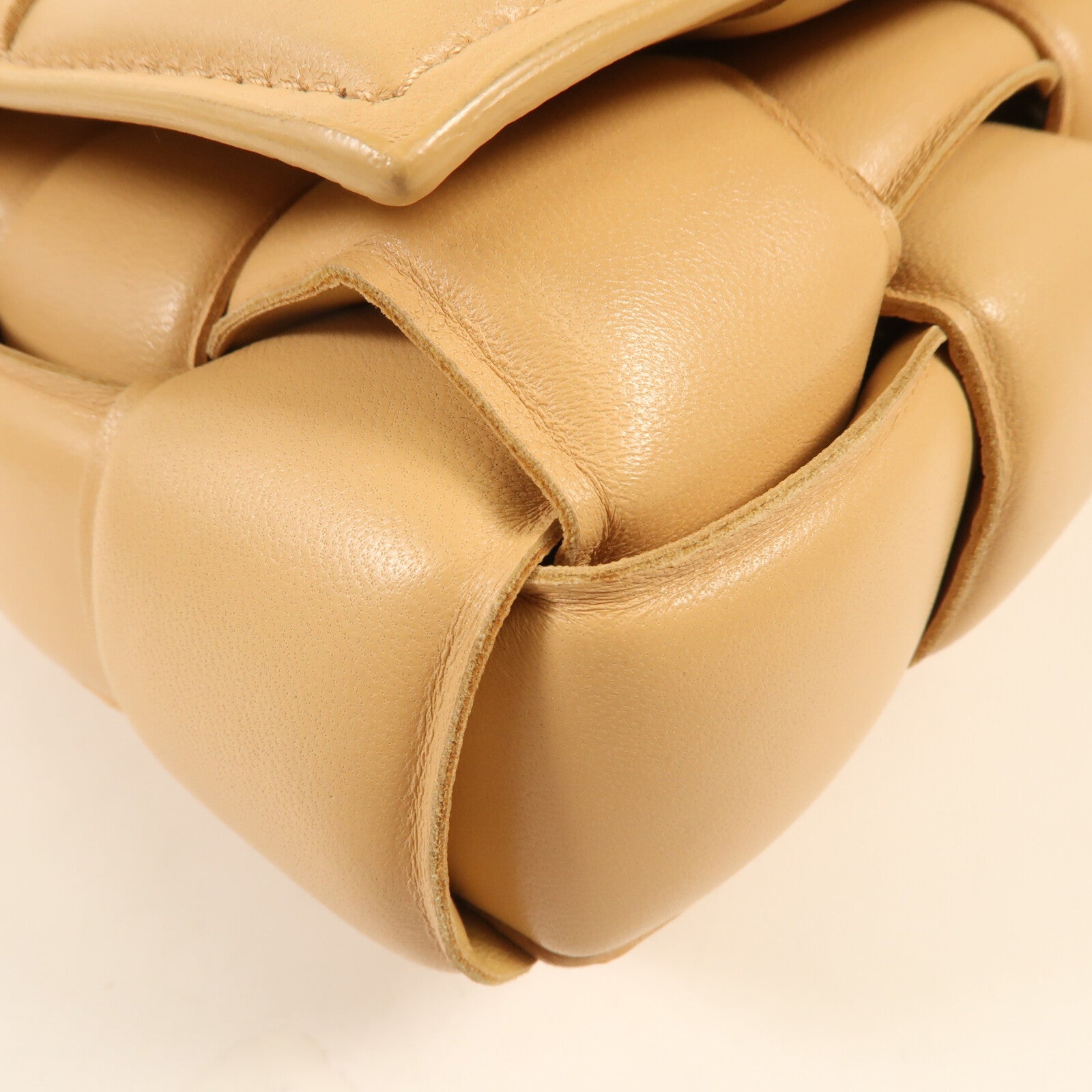 BOTTEGA VENETA 羊皮皮革Padded Cassette金扣肩背袋