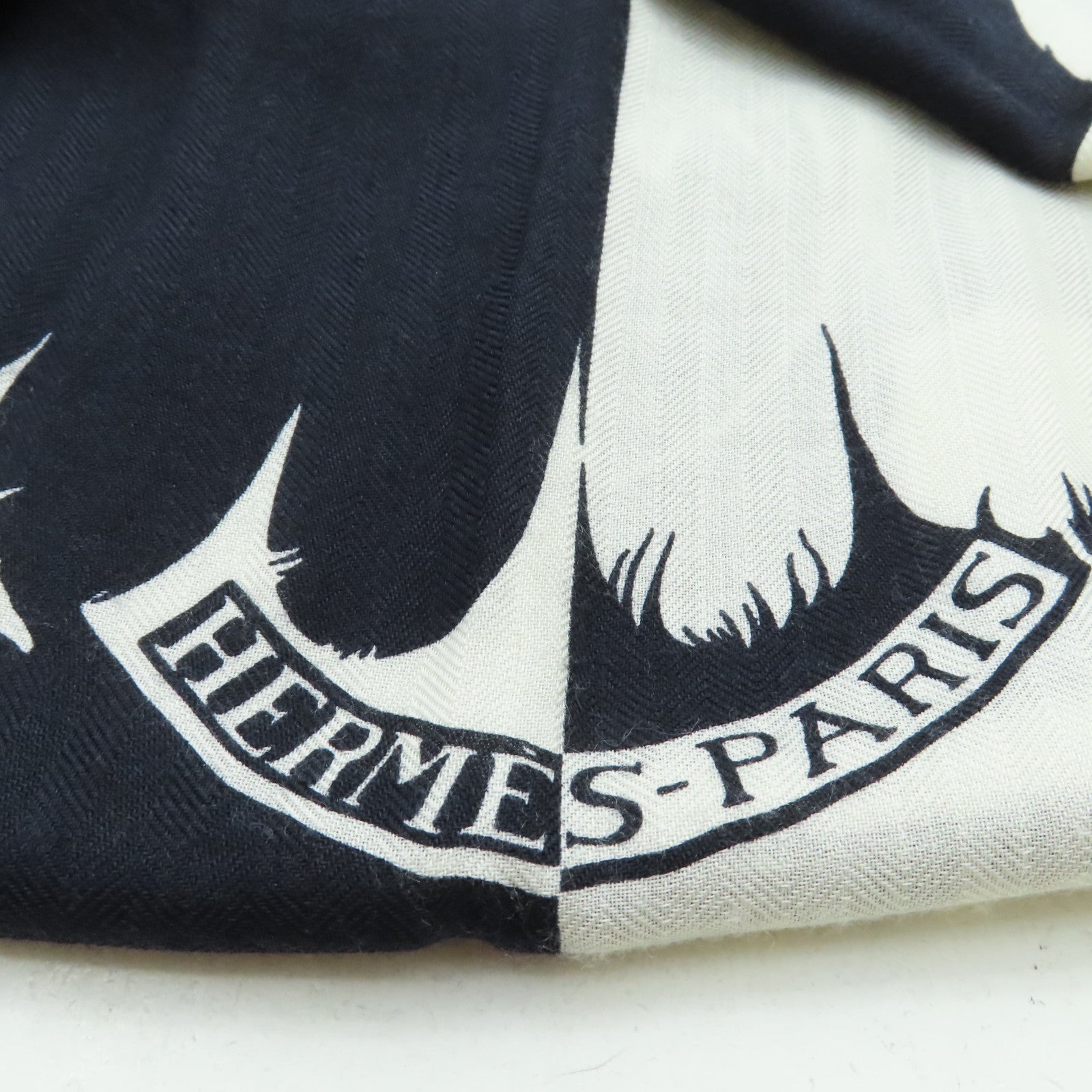 HERMES 【激減優惠】羊絨/絲質Scarf圍巾白色/深藍色