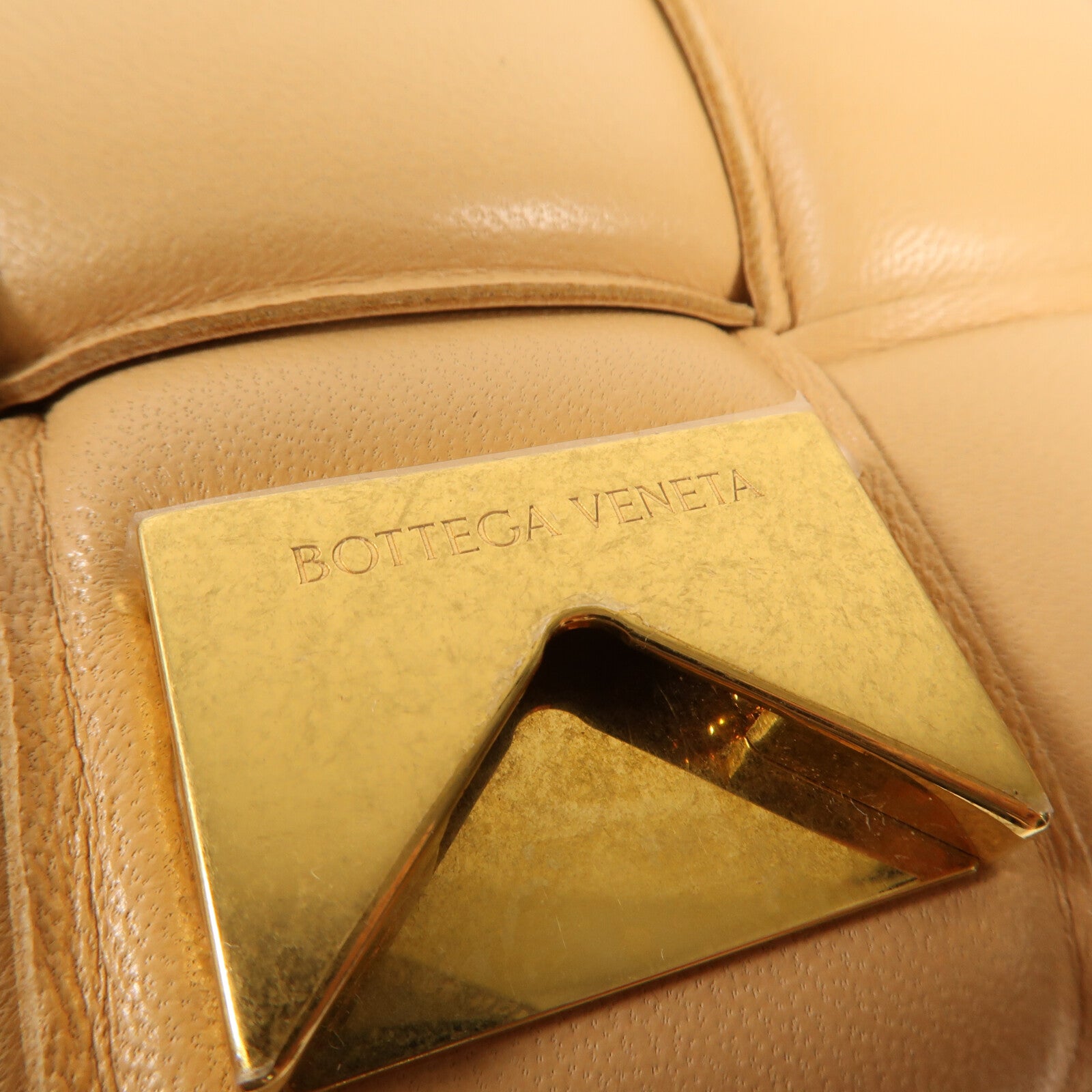 BOTTEGA VENETA 羊皮皮革Padded Cassette金扣肩背袋