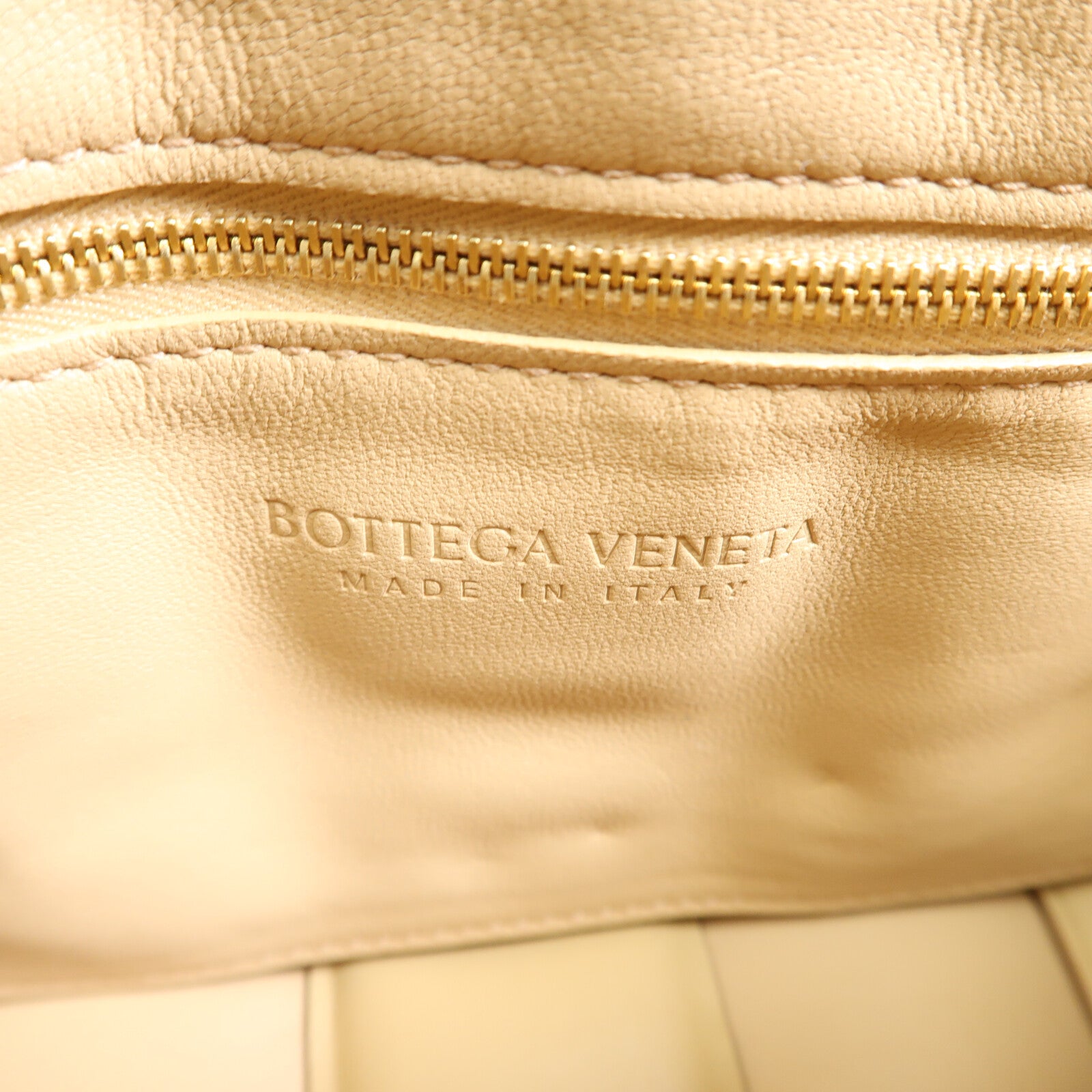 BOTTEGA VENETA 羊皮皮革Padded Cassette金扣肩背袋