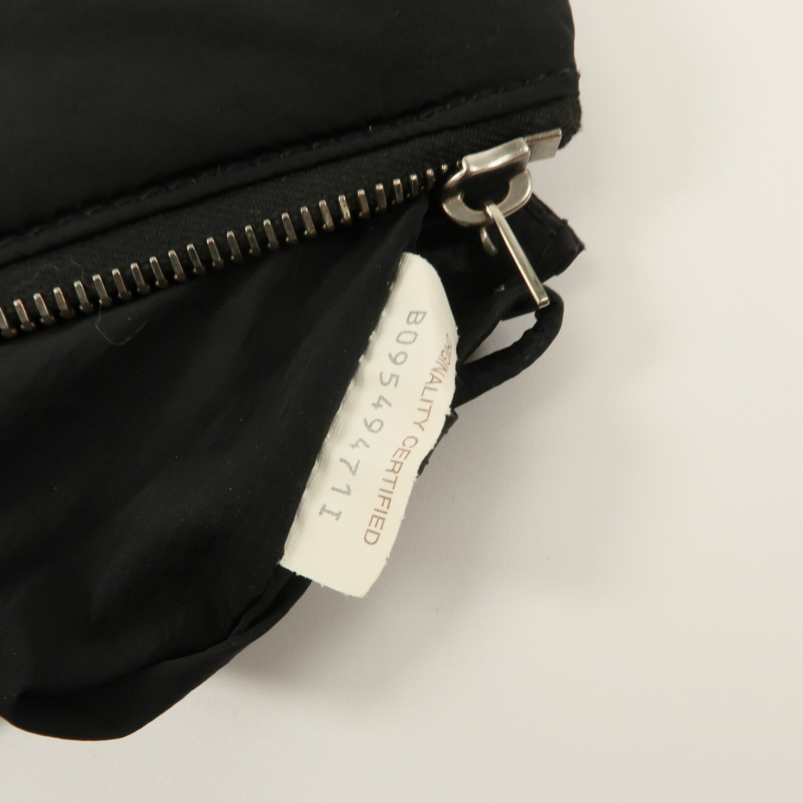 BOTTEGA VENETA 尼龍Cassette Messenger肩背袋