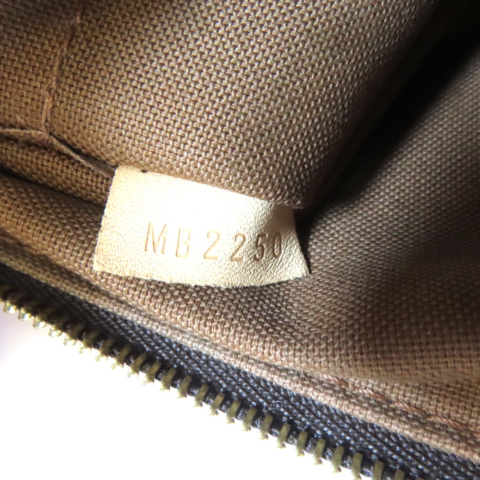 LOUIS VUITTON Monogram Pochette Accessories金扣肩背袋啡色