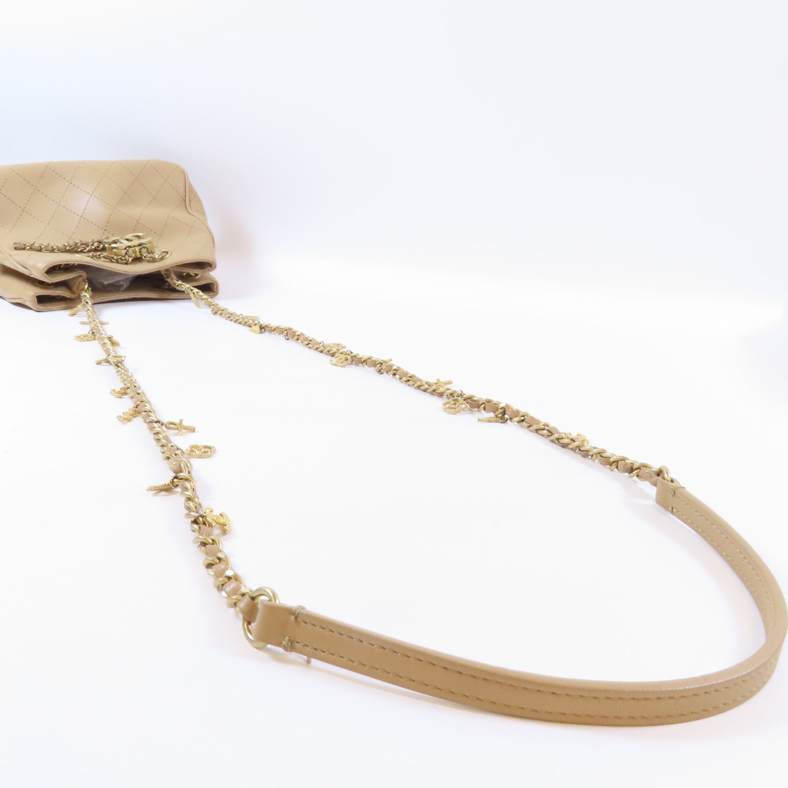 CHANEL 菱格牛皮皮革Egyptian Amulet金扣鏈帶肩背袋米色