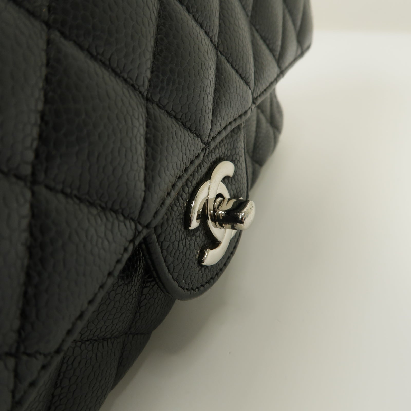 CHANEL 菱格Caviar皮革Classic 25銀扣鏈帶肩背袋黒色