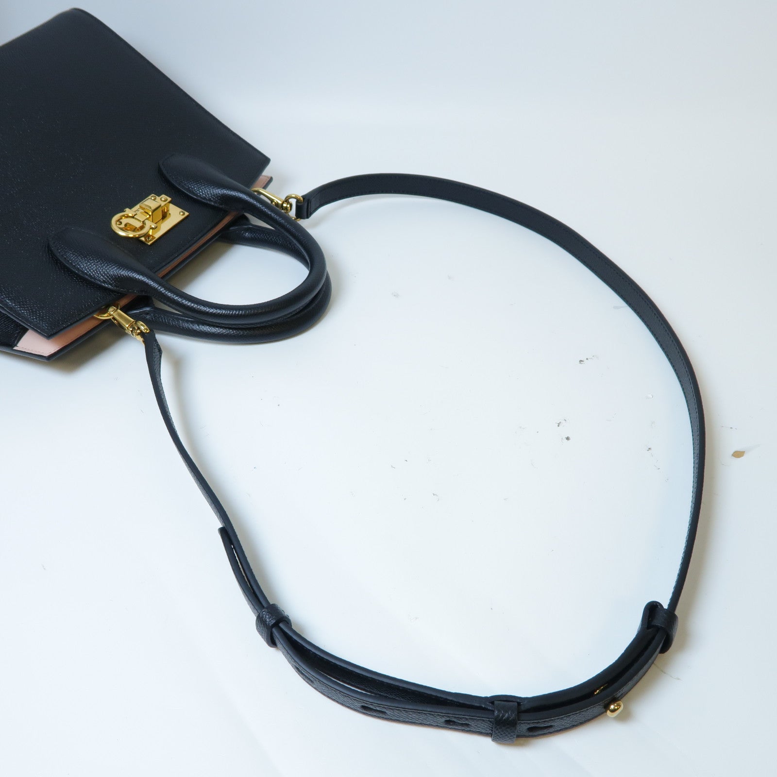 Salvatore Ferragamo 牛皮皮革Shoulder Bag金扣手挽肩背兩用袋黑色