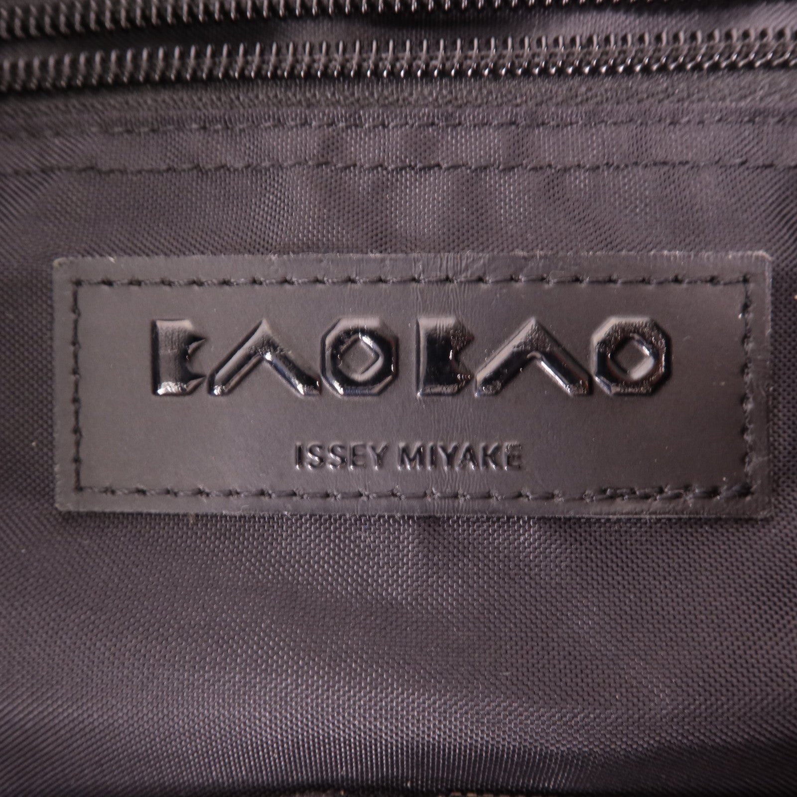 BAO BAO ISSEYMIYAKE PVC Shoulder Bag銀扣肩背袋