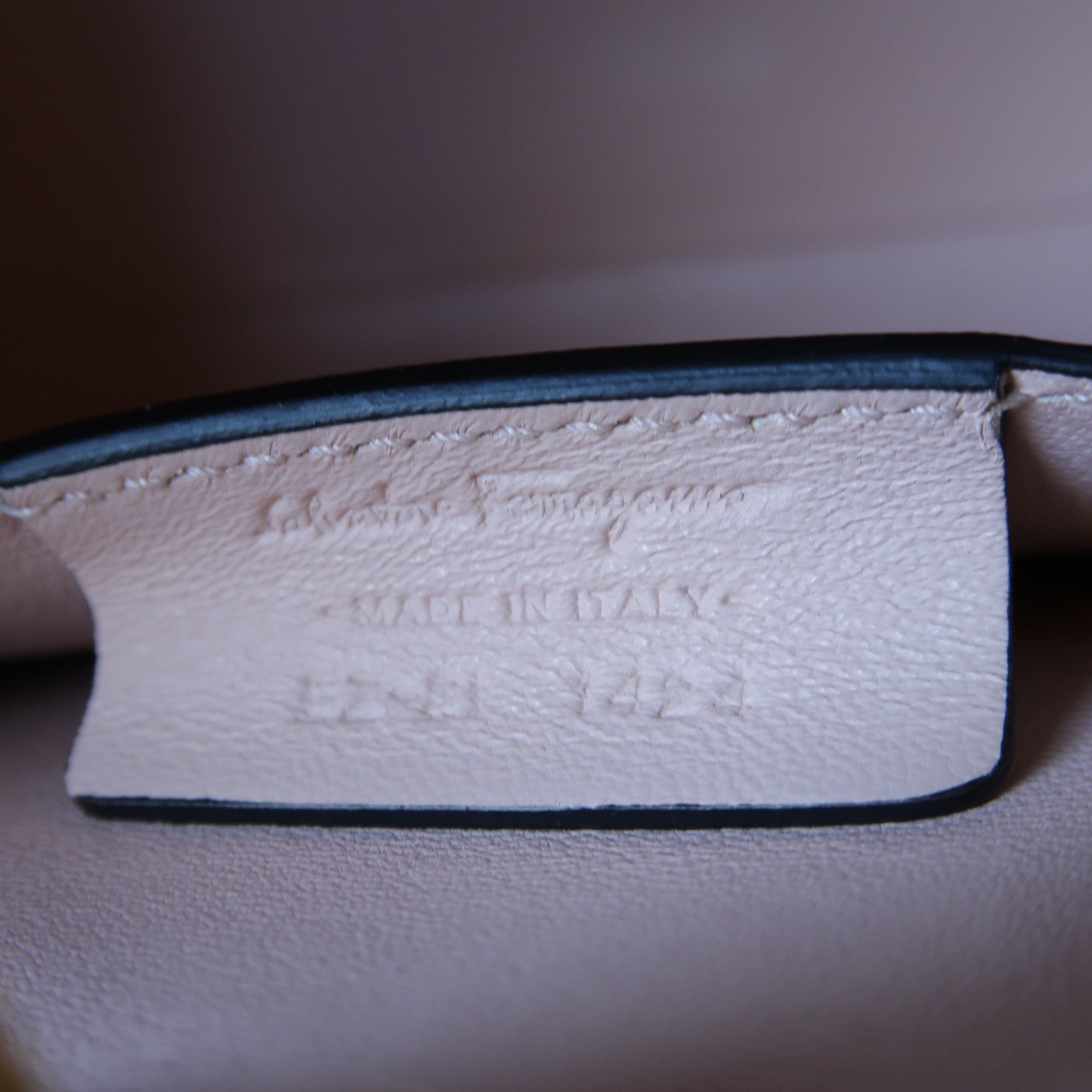 Salvatore Ferragamo 牛皮皮革Shoulder Bag金扣手挽肩背兩用袋黑色