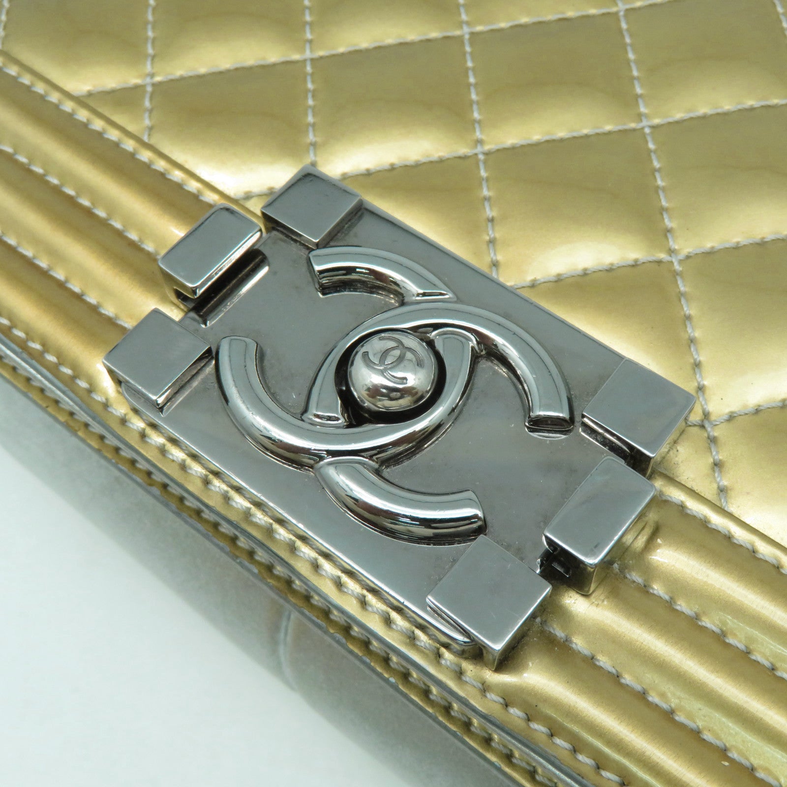 CHANEL 【清倉大減價】菱格漆皮皮革Boy Chanel 25cm銀扣鏈帶肩背袋金色/銀色