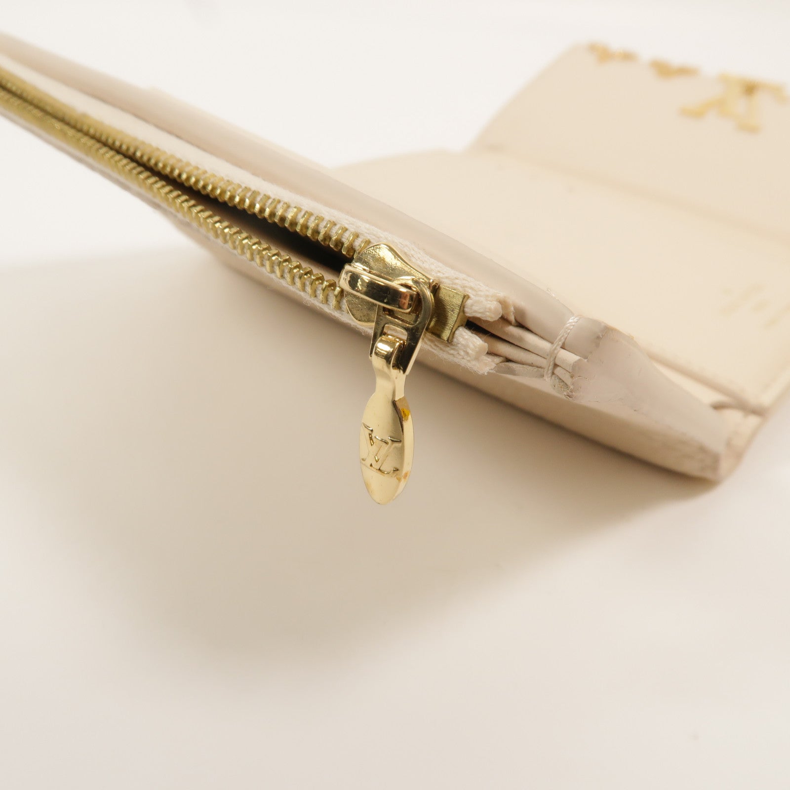 LOUIS VUITTON Taurillon皮革Capucines錢包