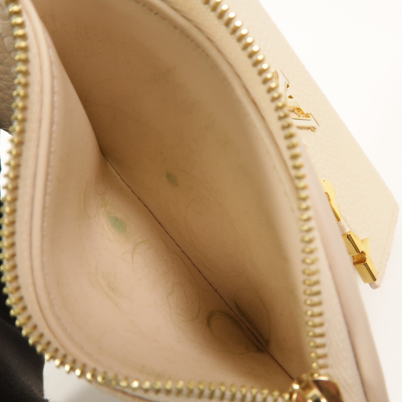 LOUIS VUITTON Taurillon皮革Capucines錢包