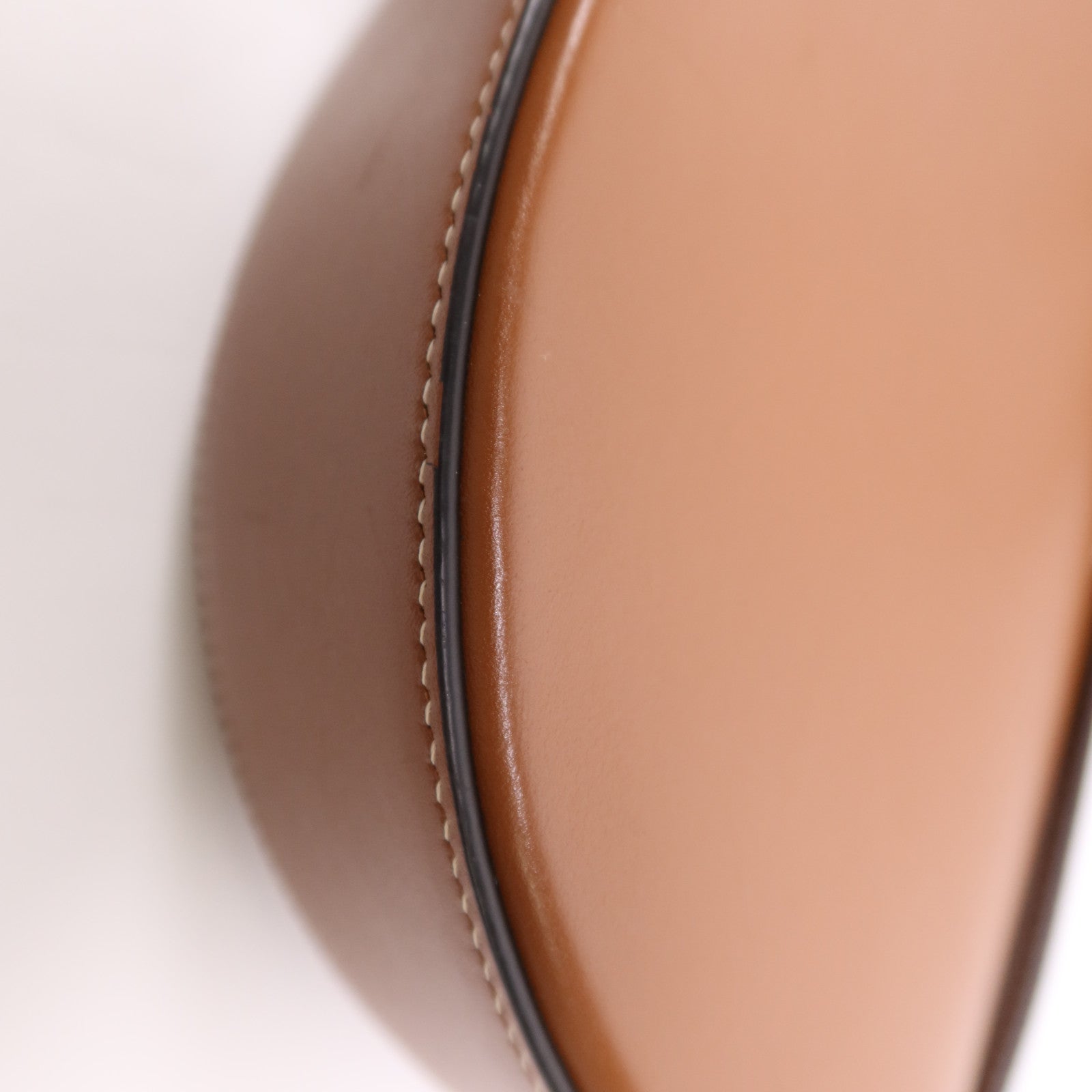 CELINE 牛皮皮革Besace Cuir金扣肩背袋