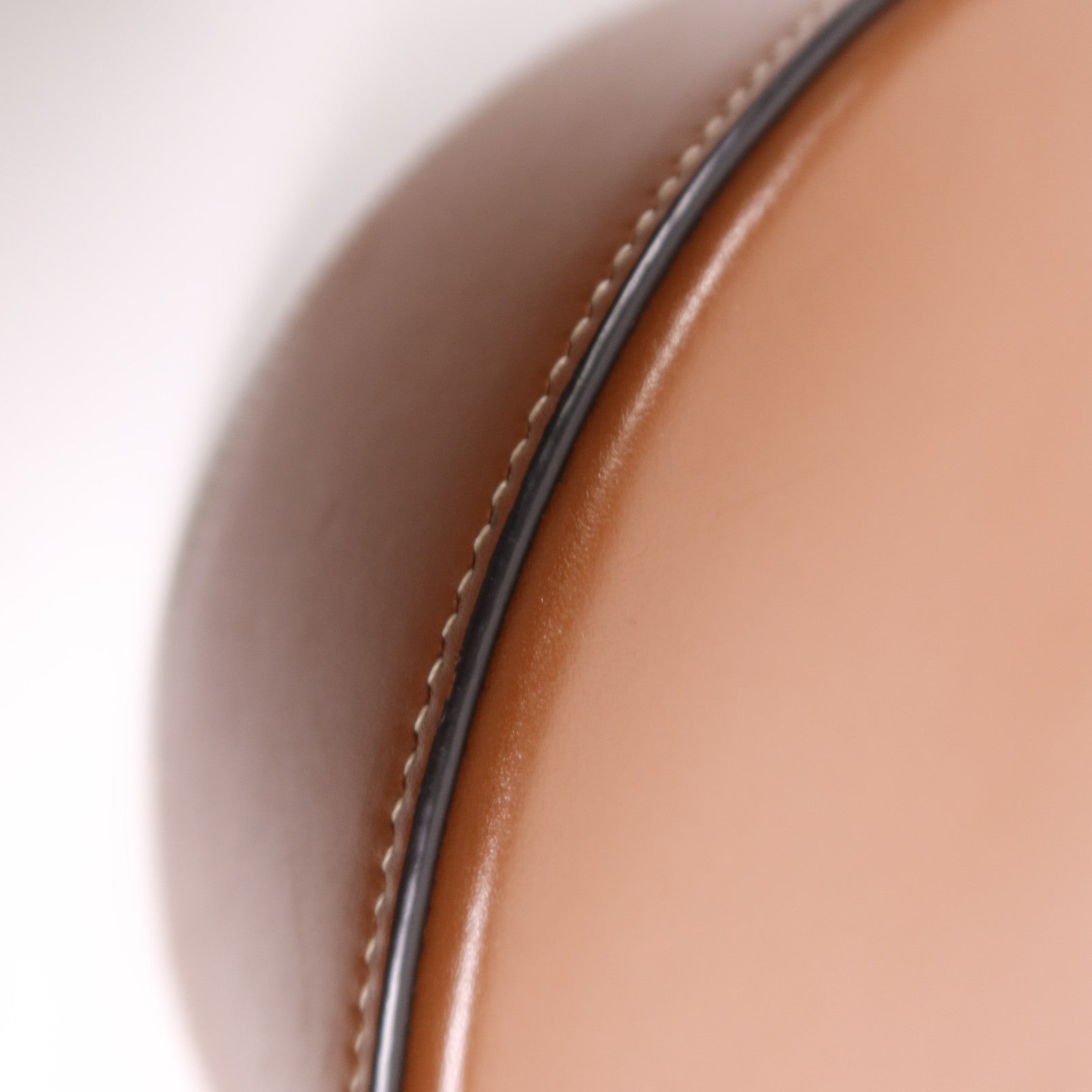 CELINE 牛皮皮革Besace Cuir金扣肩背袋