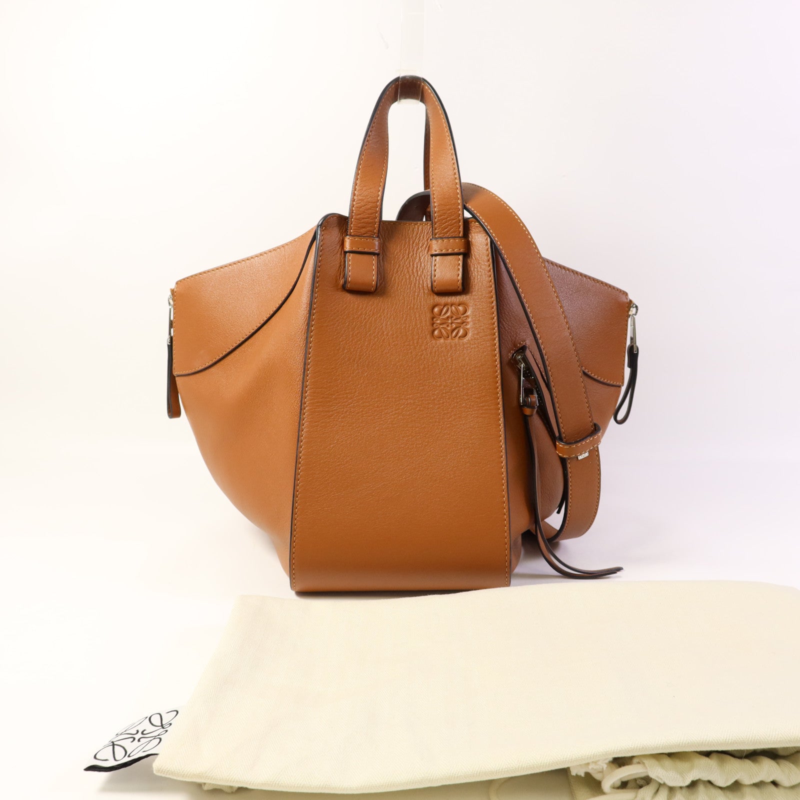 LOEWE 牛皮皮革Hammock Small銀扣手挽肩背兩用袋