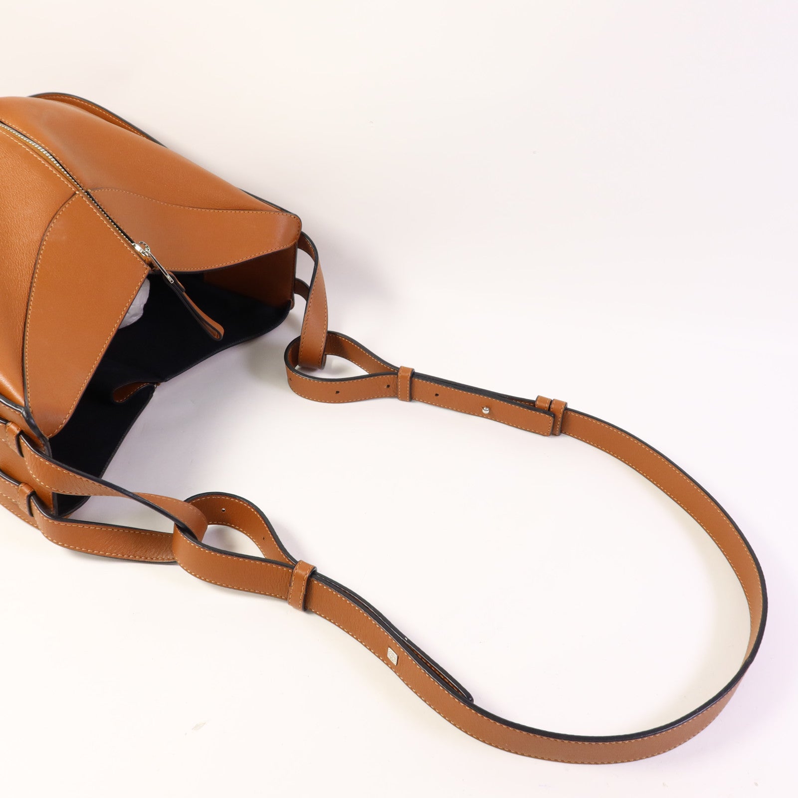 LOEWE 牛皮皮革Hammock Small銀扣手挽肩背兩用袋