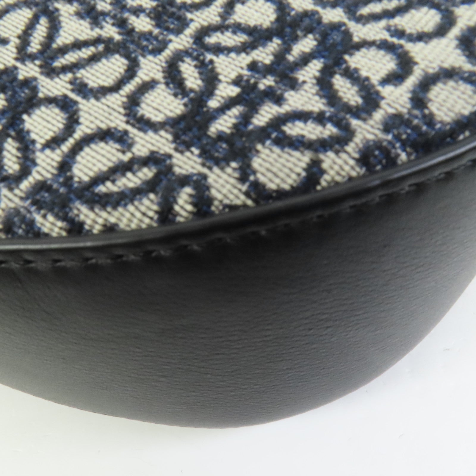 LOEWE 帆布Luna Bag金扣肩背袋