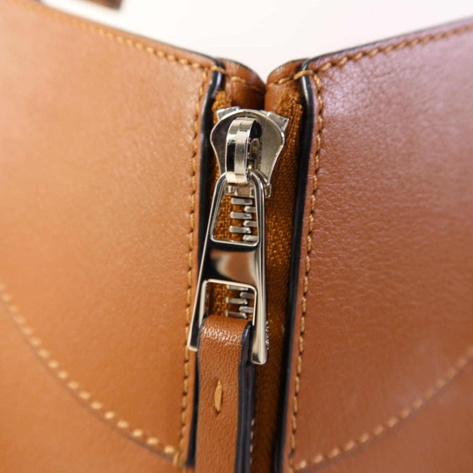 LOEWE 牛皮皮革Hammock Small銀扣手挽肩背兩用袋