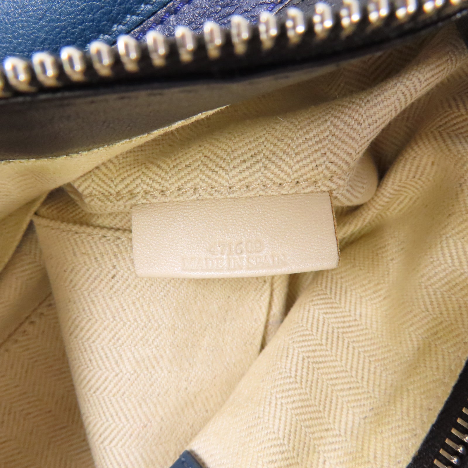 LOEWE 牛皮皮革Puzzle M銀扣手挽肩背兩用袋