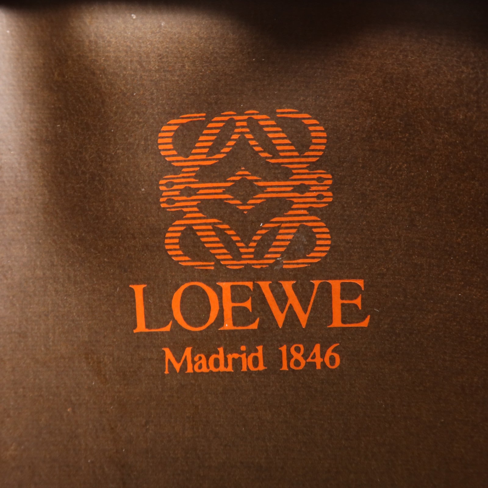 LOEWE 牛皮皮革Pouch金扣手拿包