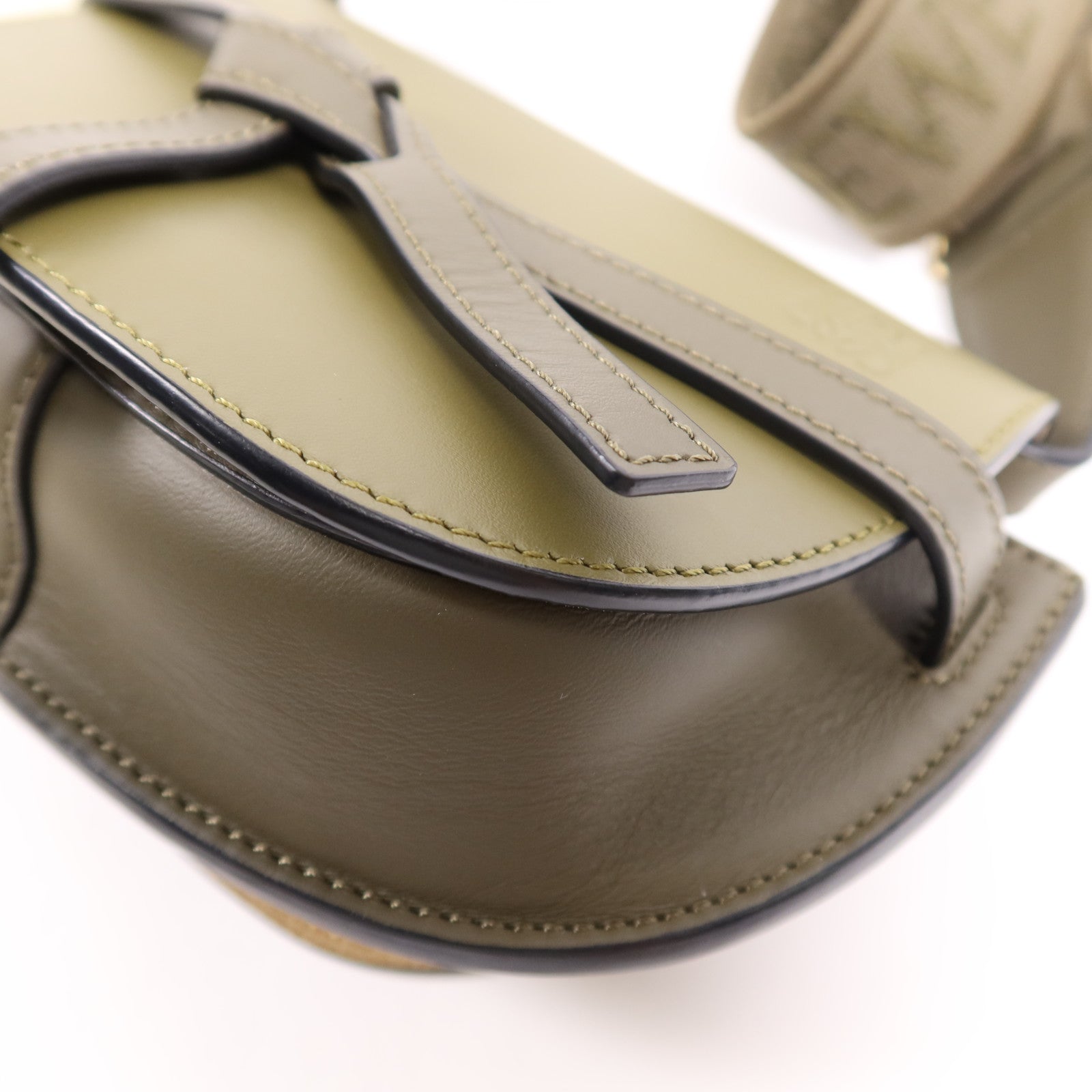 LOEWE 牛皮皮革Mini Gate Bag金扣肩背袋