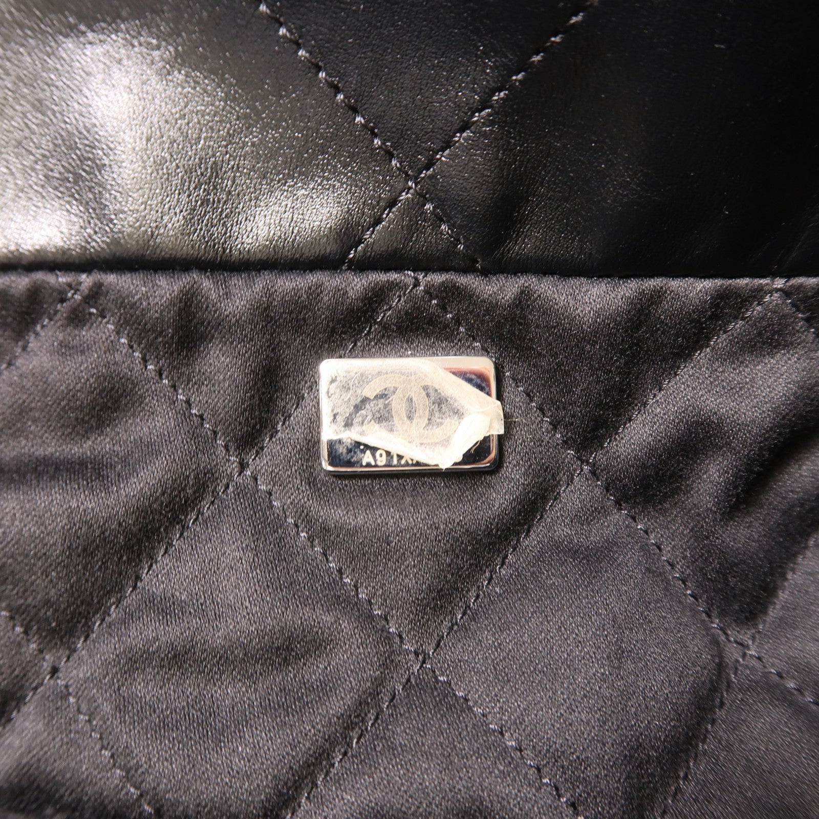 CHANEL 牛皮皮革C22 Medium鏈帶肩背袋