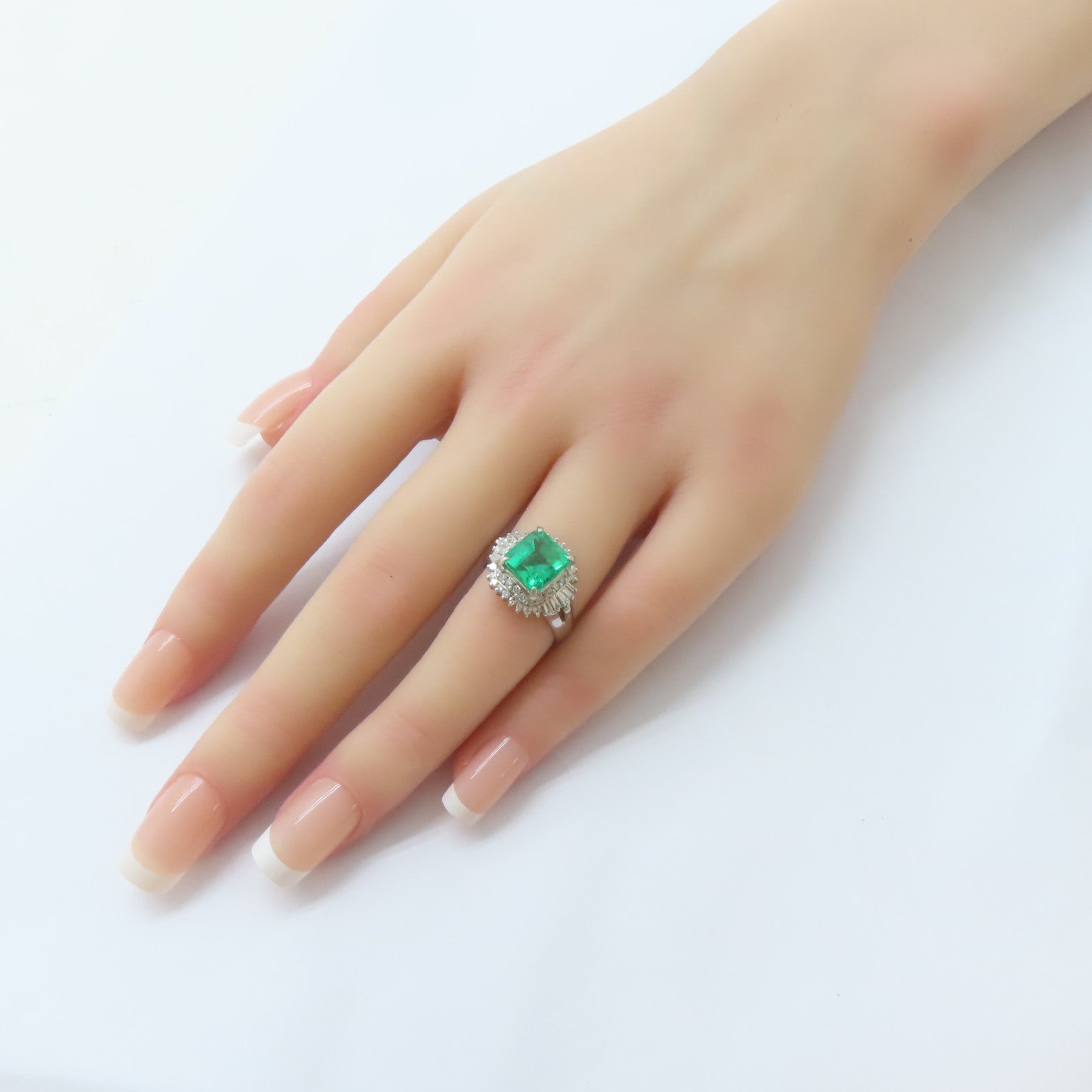 JEWELRY 【激減優惠】PT900鉑金Emerald Ring 2.84ct綠寶石/0.66ct鑽石戒指US#5.75