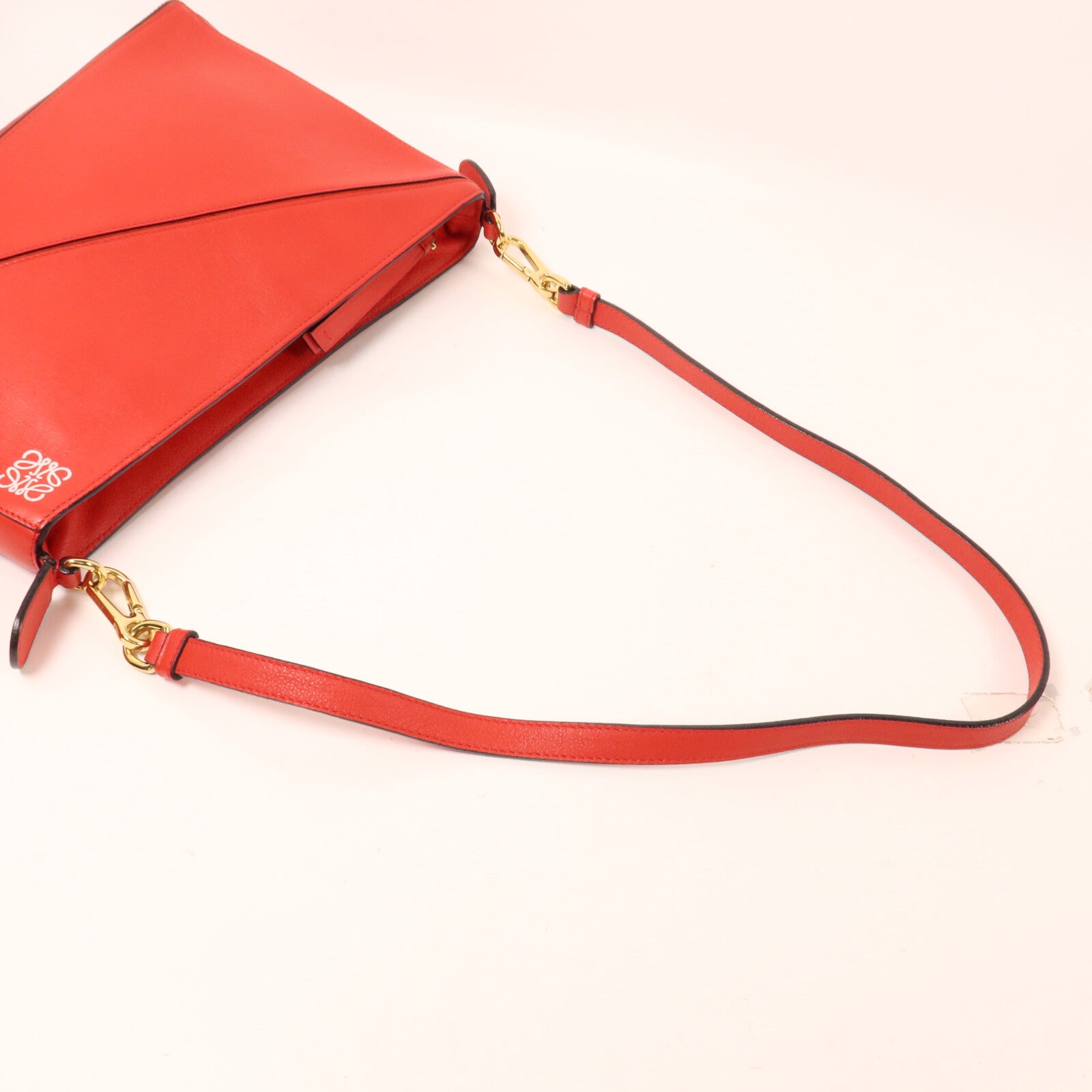 LOEWE 牛皮皮革Puzzle Pochette肩背袋