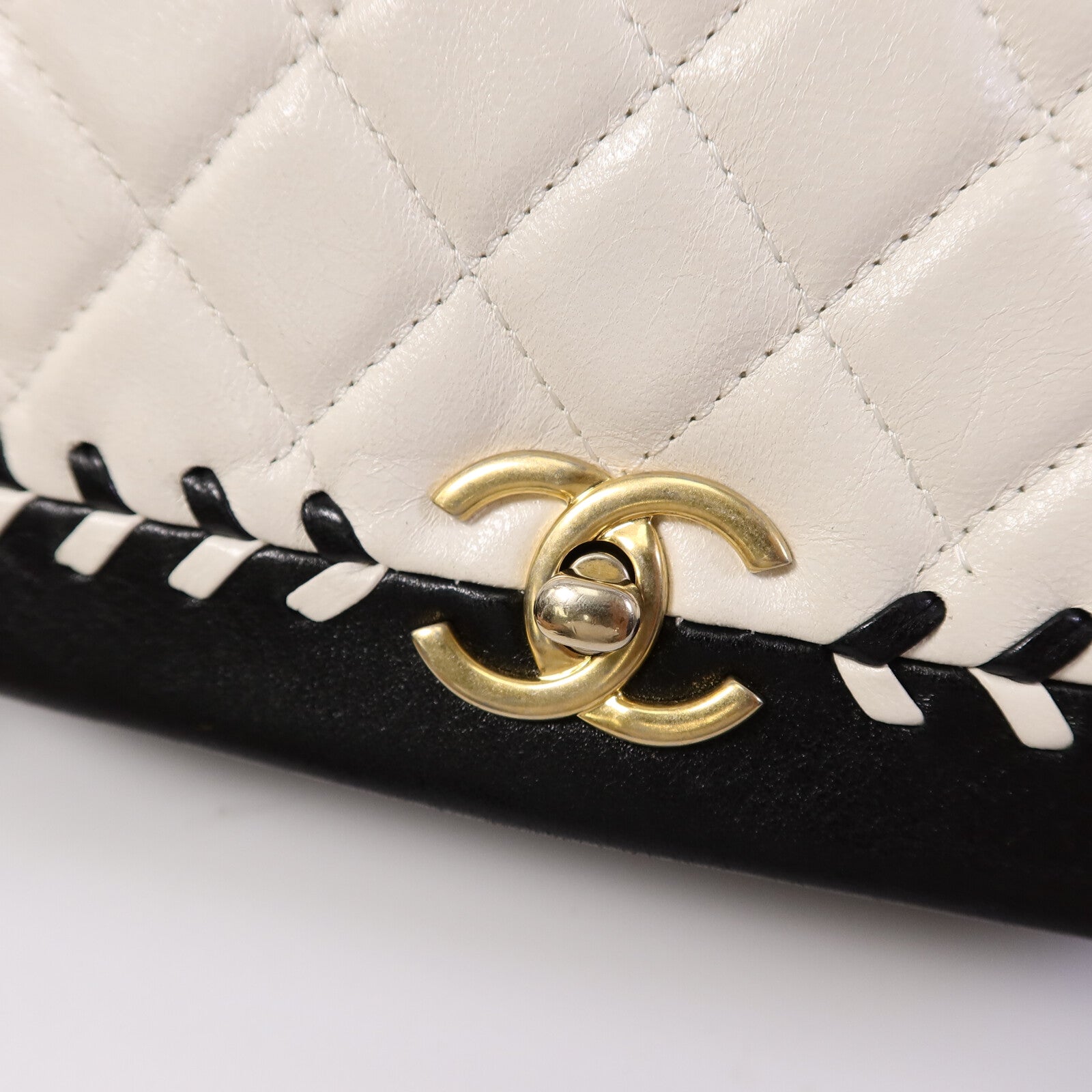 CHANEL 牛皮皮革Bicolor Braided Suddle Flap Bag鏈帶肩背袋