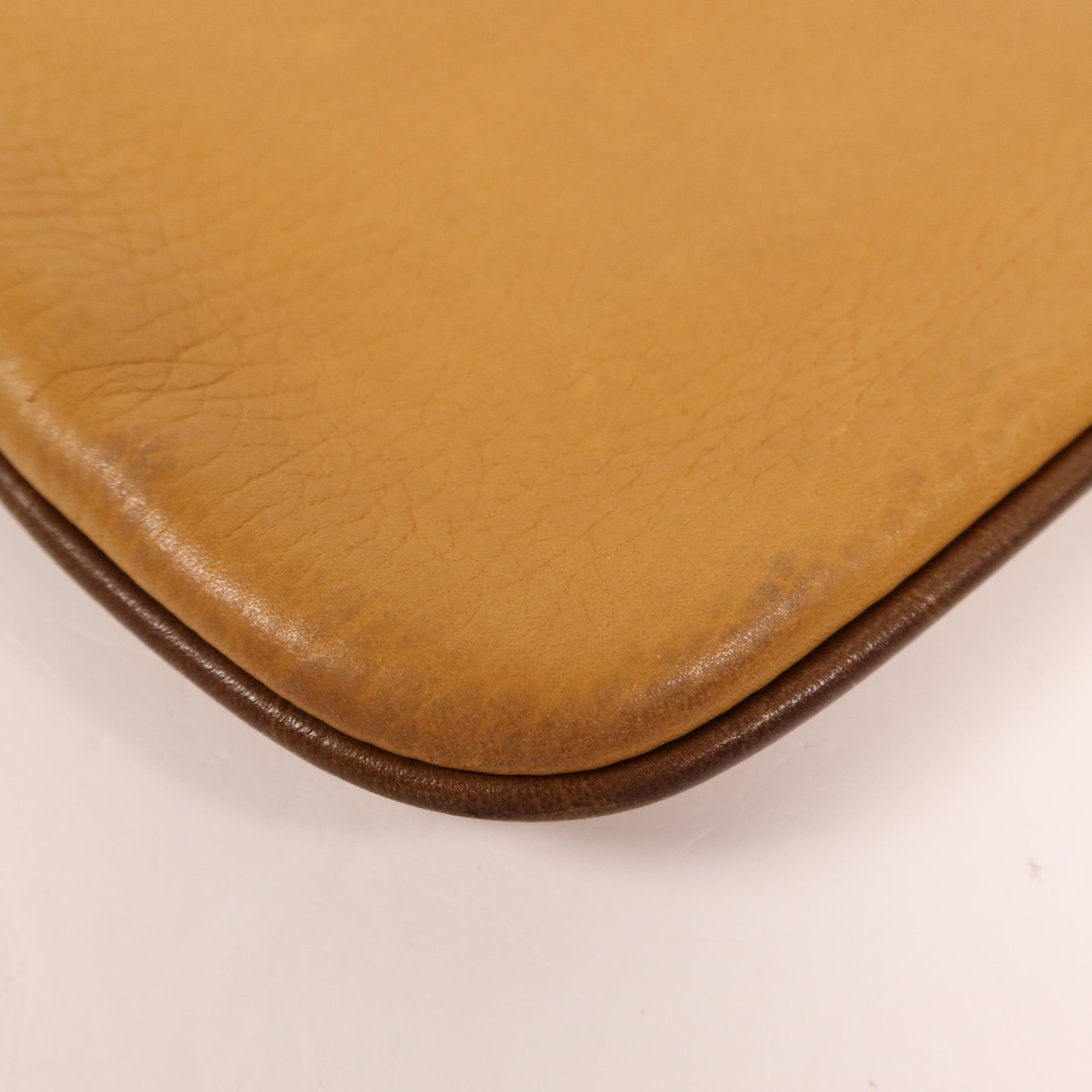 LOEWE 牛皮皮革Pouch金扣手拿包