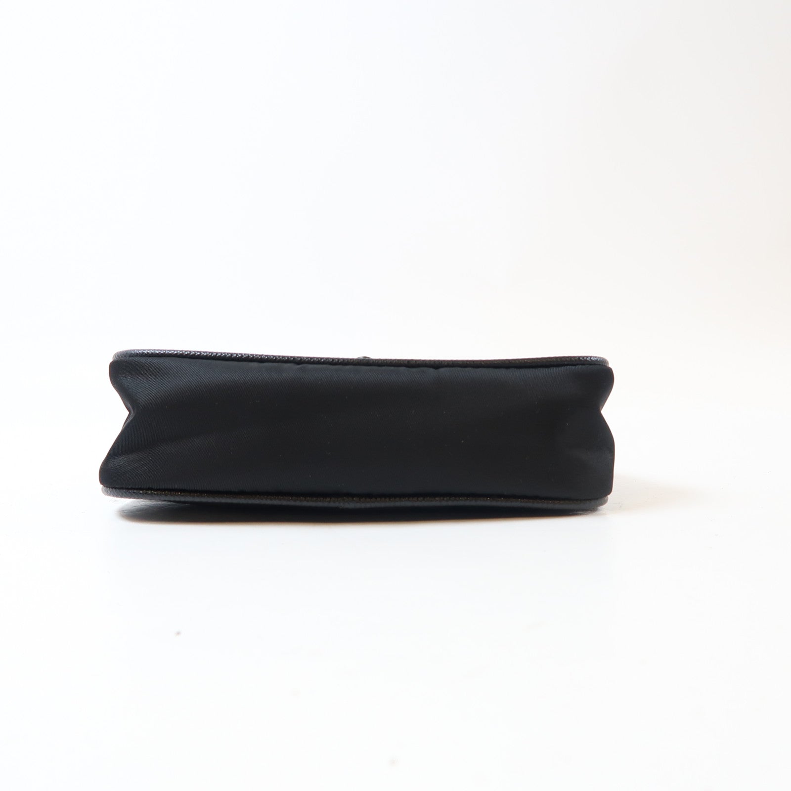 PRADA 尼龍Mini Pouch Bag銀扣手拿包黑色